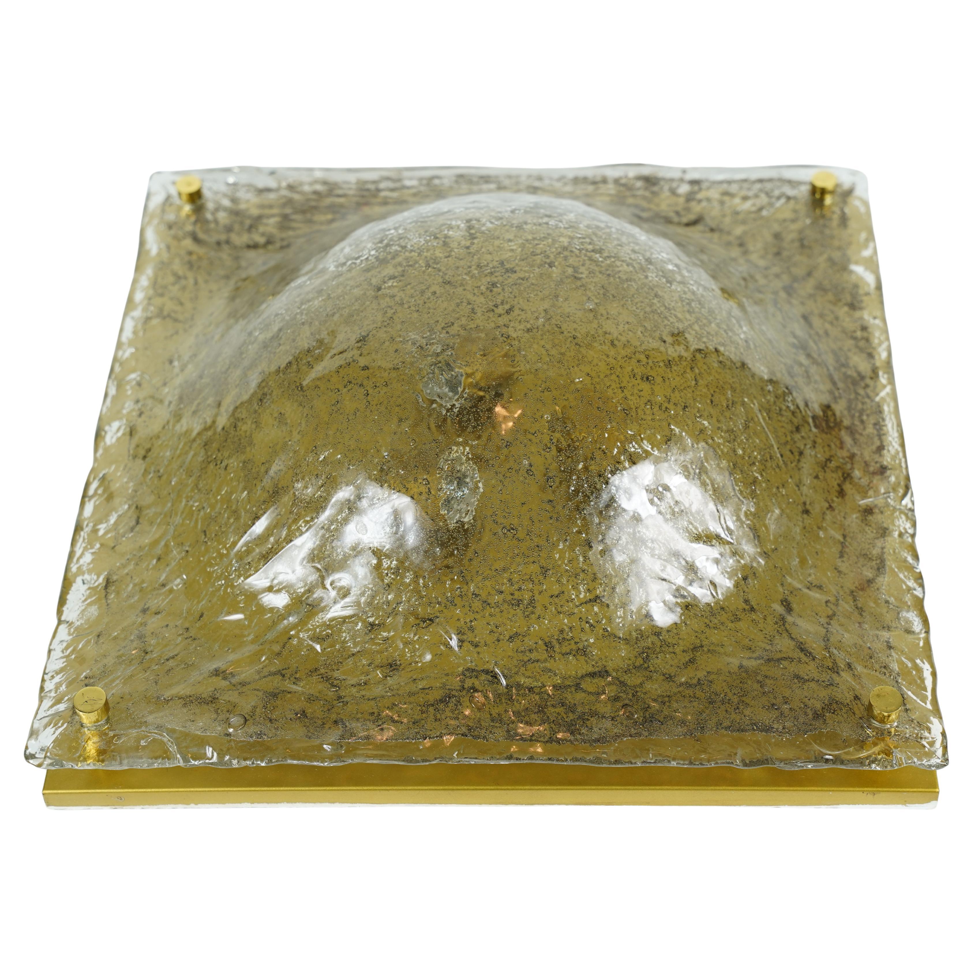 Encastré de Kaiser, Allemagne, 1975 diffuseur en verre fumé en forme de dôme en verre épais et lourd maintenu par quatre épis de faîtage en laiton poli, trois prises de courant Edison sur un cadre peint en or.
Recâblage pour les États-Unis
 