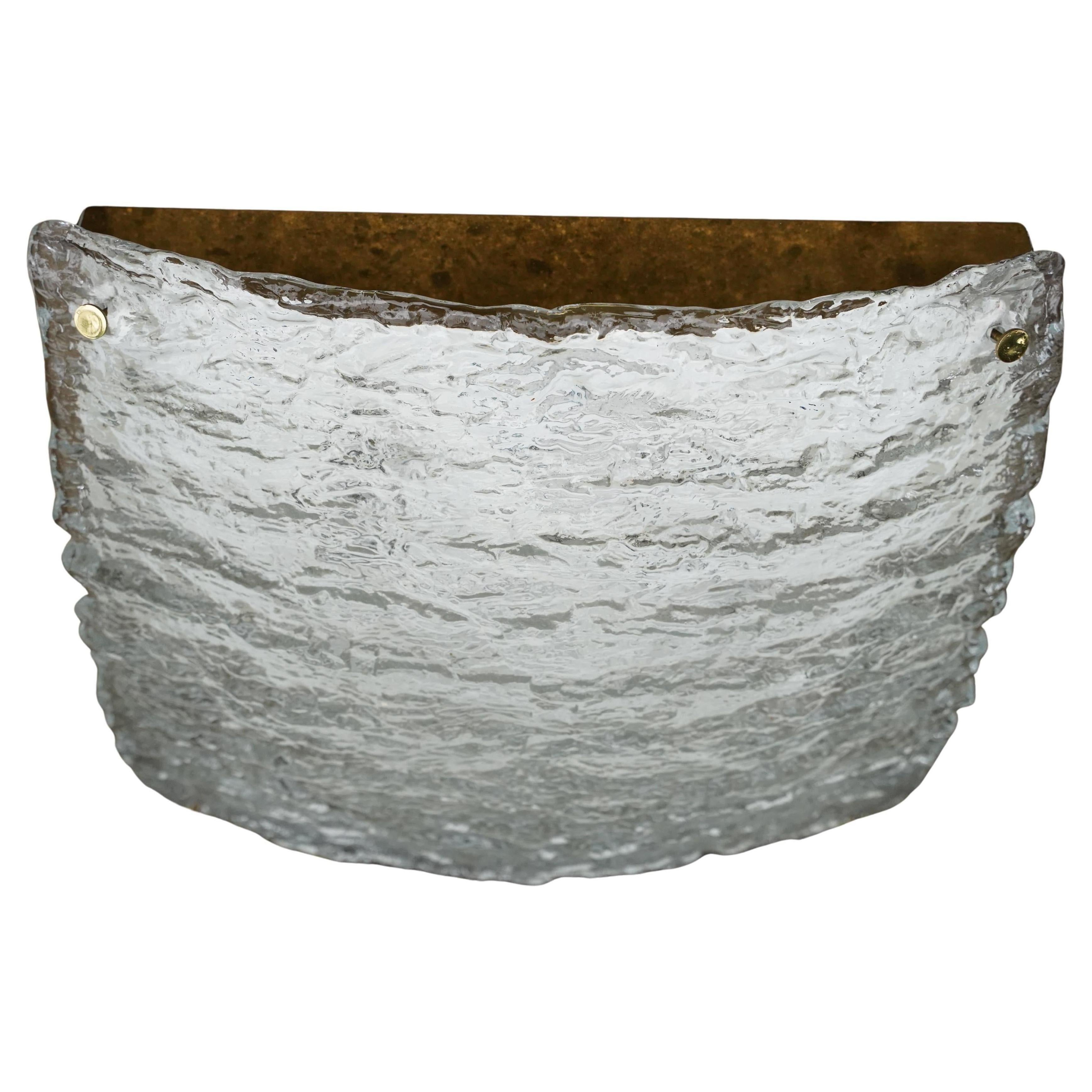 Monture affleurante de Kaiser, Allemagne, 1975 Verre bombé transparent avec motif ondulé sur une monture chromée carrée. Le verre est maintenu par quatre fleurons chromés.
Quatre prises Edison.
 