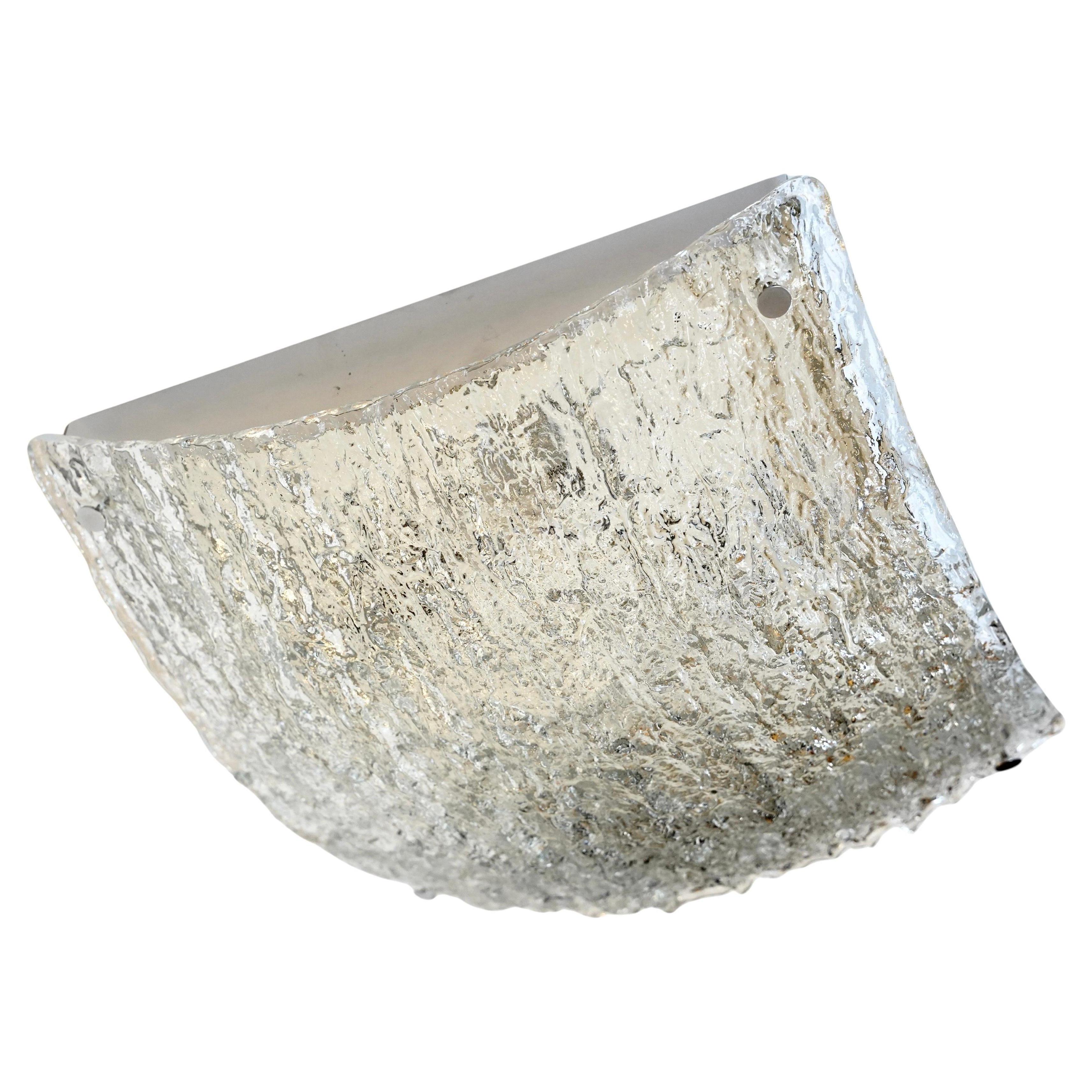 Monture affleurante de Kaiser, Allemagne, 1975 Verre bombé transparent avec motif ondulé sur une monture chromée carrée. Le verre est maintenu par quatre fleurons chromés.
Quatre prises Edison.
 