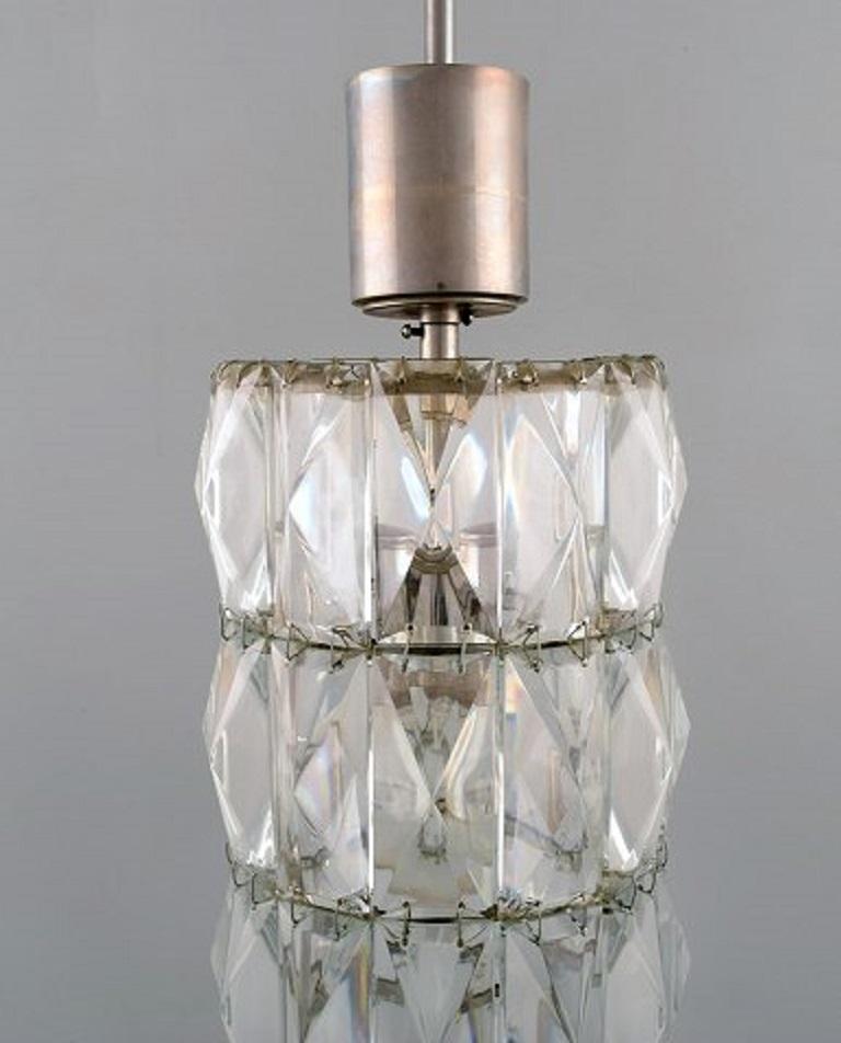 Kaiser Leuchten, Germany. Cylindrical Pendant / ceiling lamp. Metal body with crystal glass elements, 1960s-1970s.
Total height incl. suspension: 79 cm.
Body measures: 34 x 16 cm.
In very good condition.
