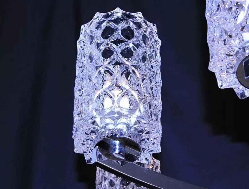 Sconosciuto Kaiser Leuchten, lampadario di metà secolo con paralume in vetro e cristallo, cromo, con paralume in cristallo. in vendita