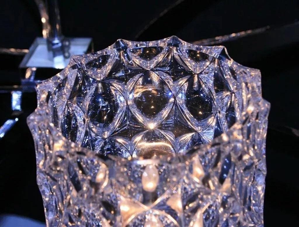 Kaiser Leuchten, lampadario di metà secolo con paralume in vetro e cristallo, cromo, con paralume in cristallo. In condizioni buone in vendita a Philadelphia, PA