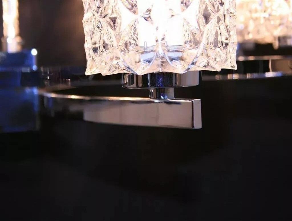 XX secolo Kaiser Leuchten, lampadario di metà secolo con paralume in vetro e cristallo, cromo, con paralume in cristallo. in vendita