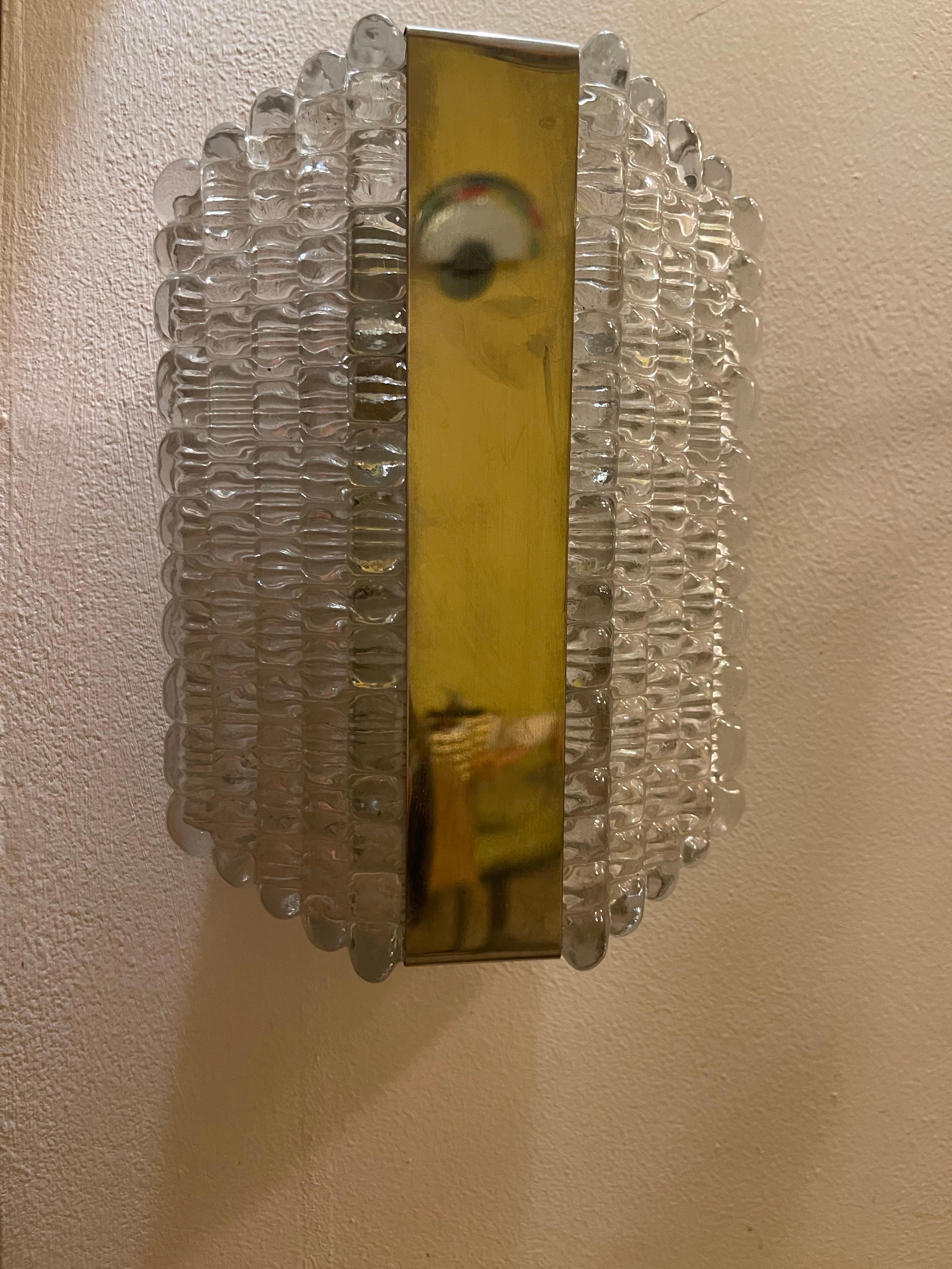 Schönes Paar runder Murano-Glas-Wandleuchter mit verchromten Halterungen von Kaiser Leuchten, Deutschland, ca. 1970er Jahre. Hochwertig und in sehr gutem Zustand. Sauber, gut verkabelt. Jede Leuchte benötigt 4 x E27 40W max pu LED-Lampen. Diese