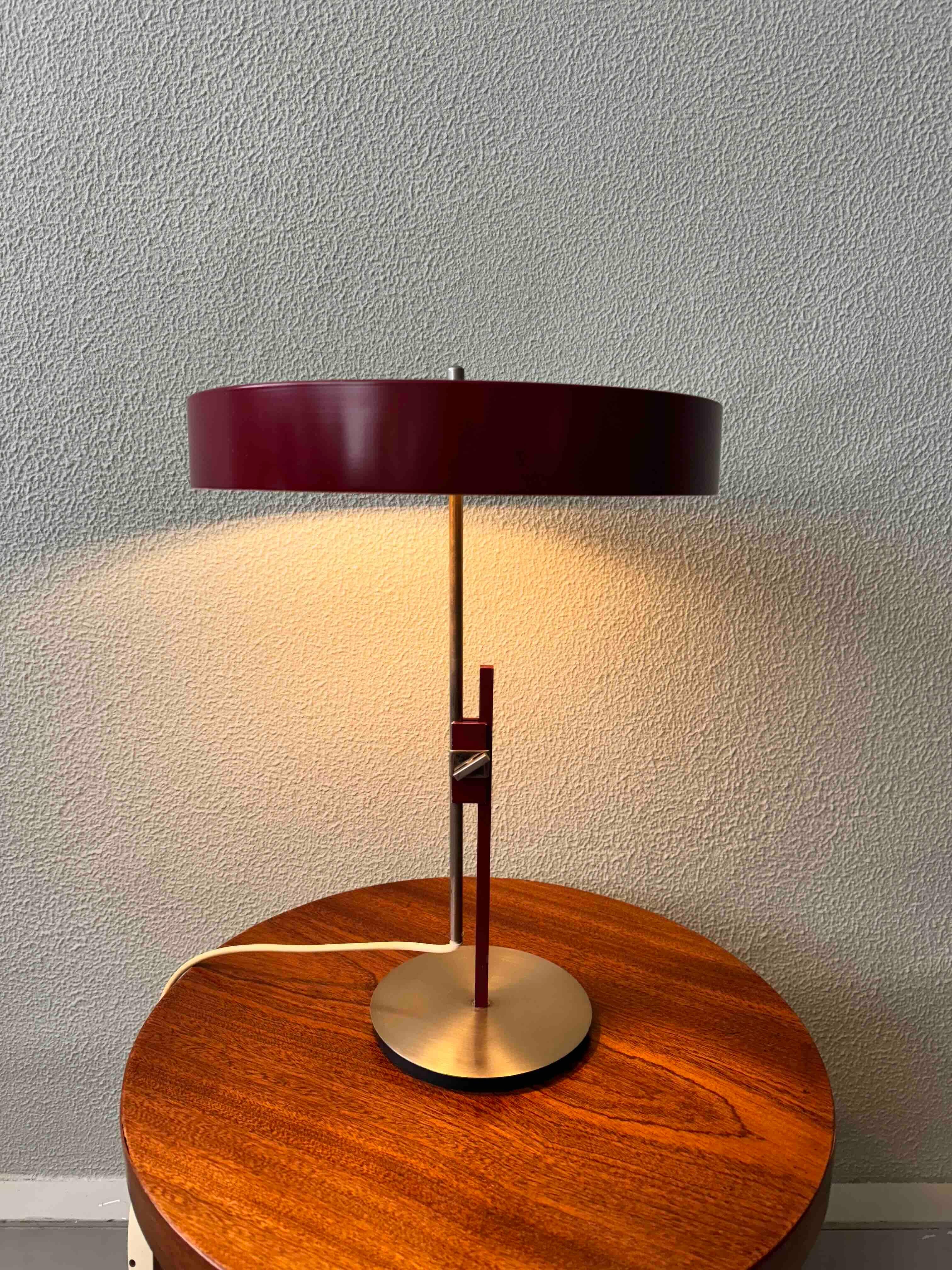 Lampe du président Kaiser Leuchten modèle 6886, Bauhaus - Allemagne années 1960

Voici l'exquise lampe 