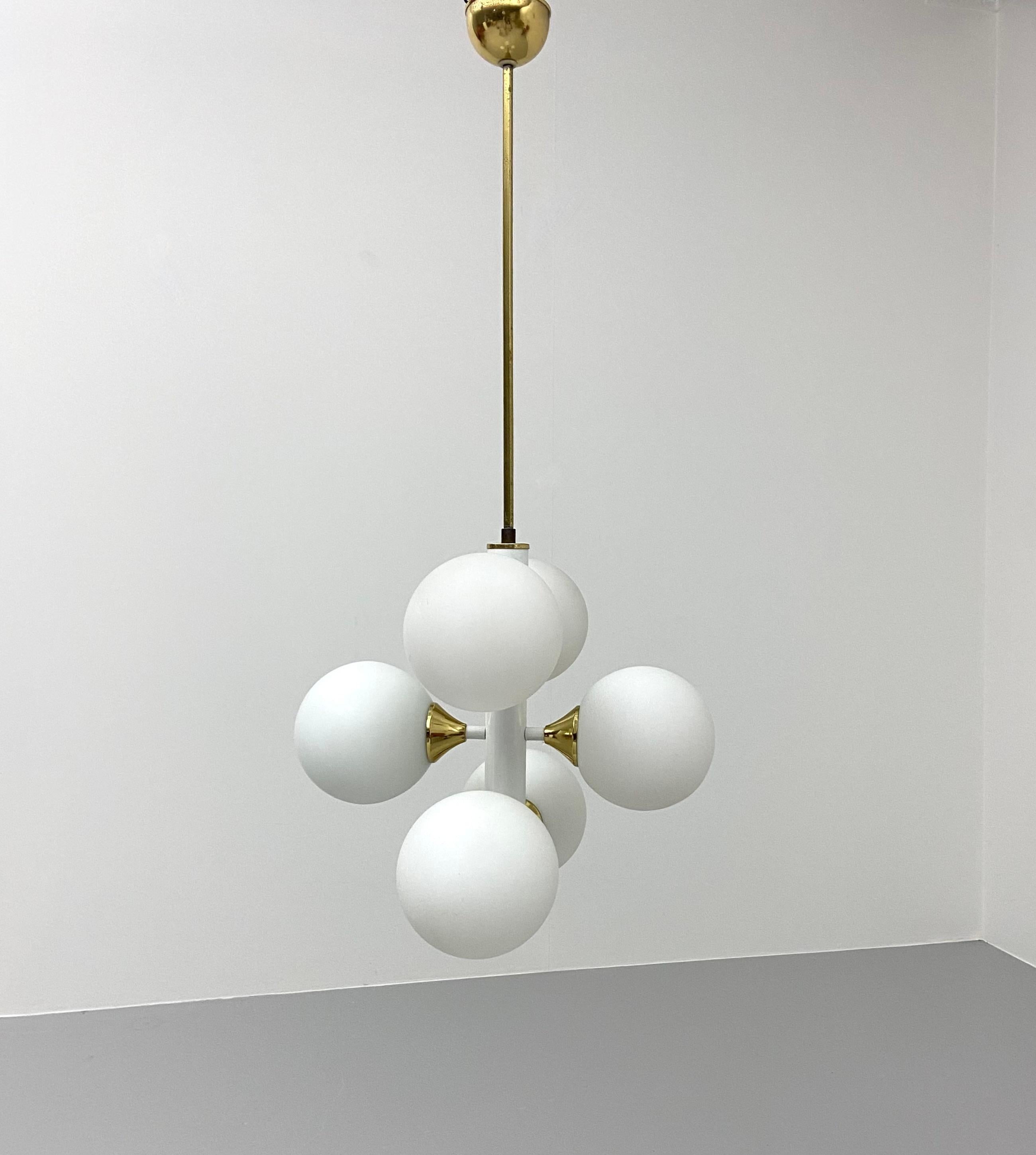 Kaiser Leuchten Sputnik in brass and metal with 6 Opaline Bulbs, Germany, 1970's

Fantastic combination of materials and colours and shapes. The sharp contrast between the brass and the white metal gives this chandelier a luxurious and kitch