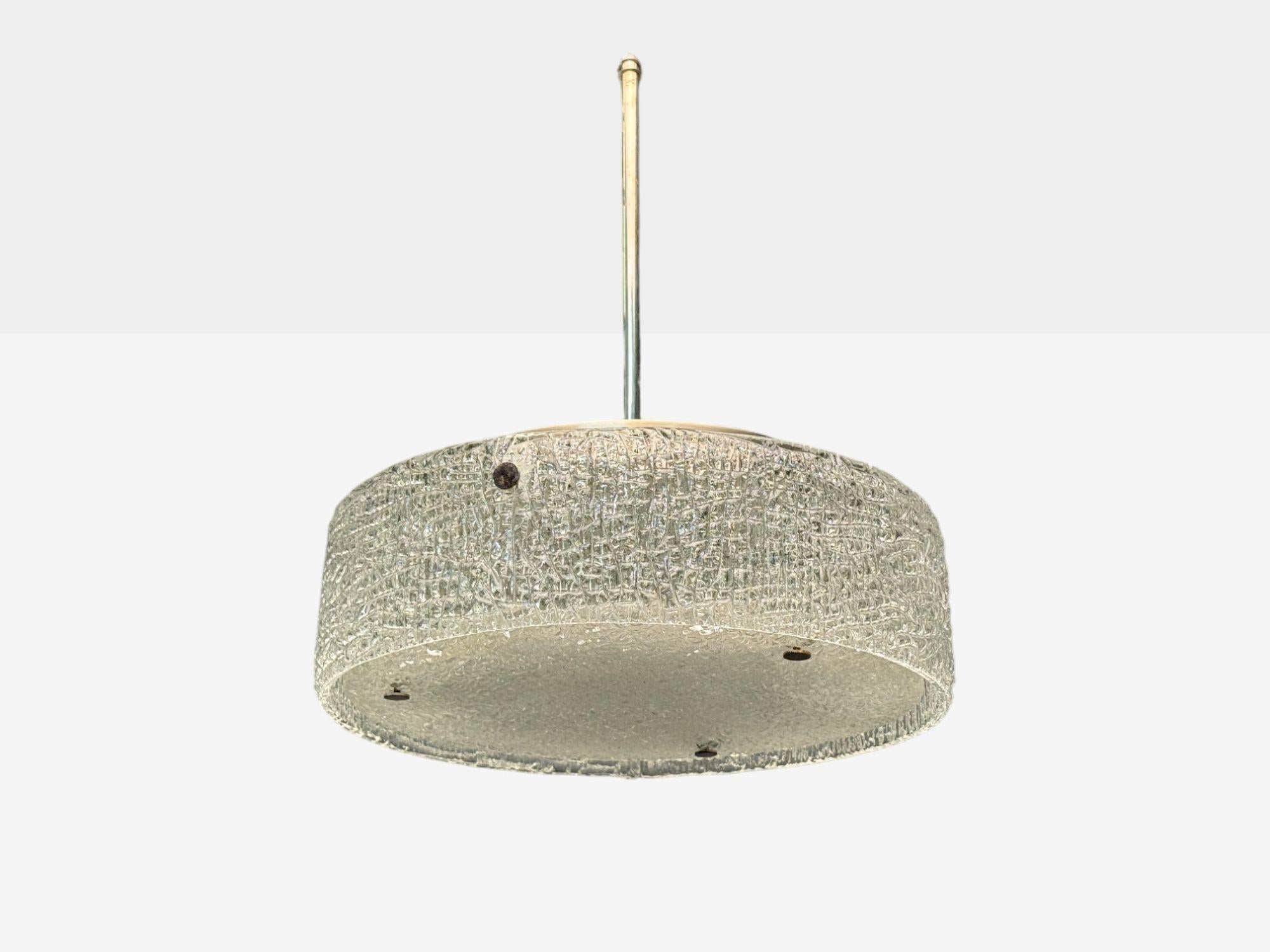 Kaiser Leuchten, Cristal texturado, Níquel, Lámpara colgante, Alemania, Década de 1960

Lámpara colgante modernista en forma de tambor, diseñada y fabricada por Kaiser Leuchten en Alemania, hacia 1960/1970. Este ejemplo presenta piezas individuales