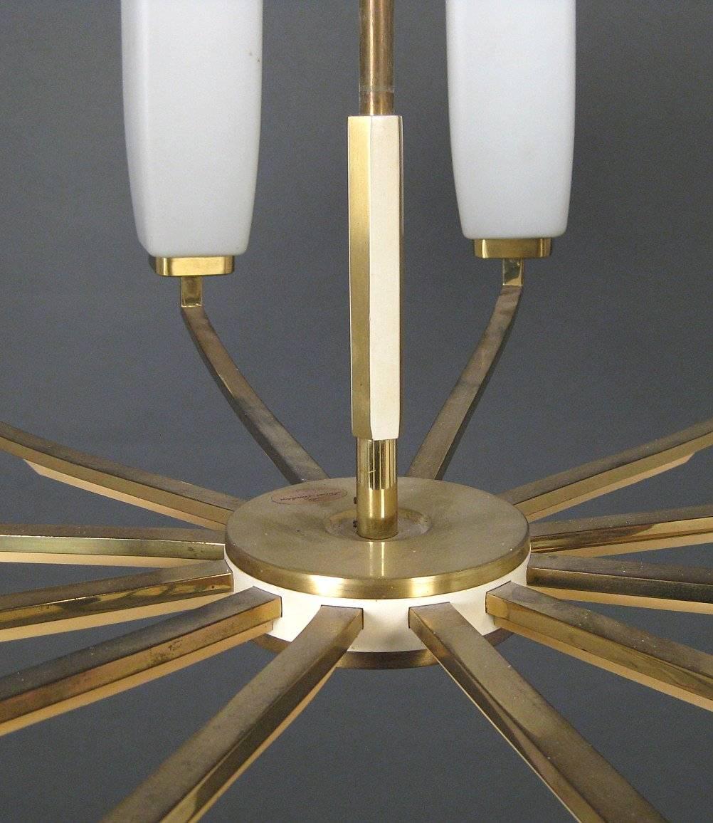 Lampadario a dodici bracci in ottone Kaiser Leuchten con paralumi in vetro opalino In condizioni discrete in vendita a Vienna, AT