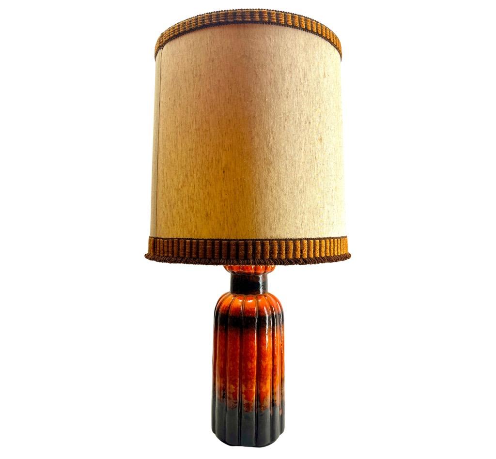 Milieu du XXe siècle Kaiser Leuchten Lampe de sol en lave grasse vintage Orange et noir Drip-Glazes  en vente