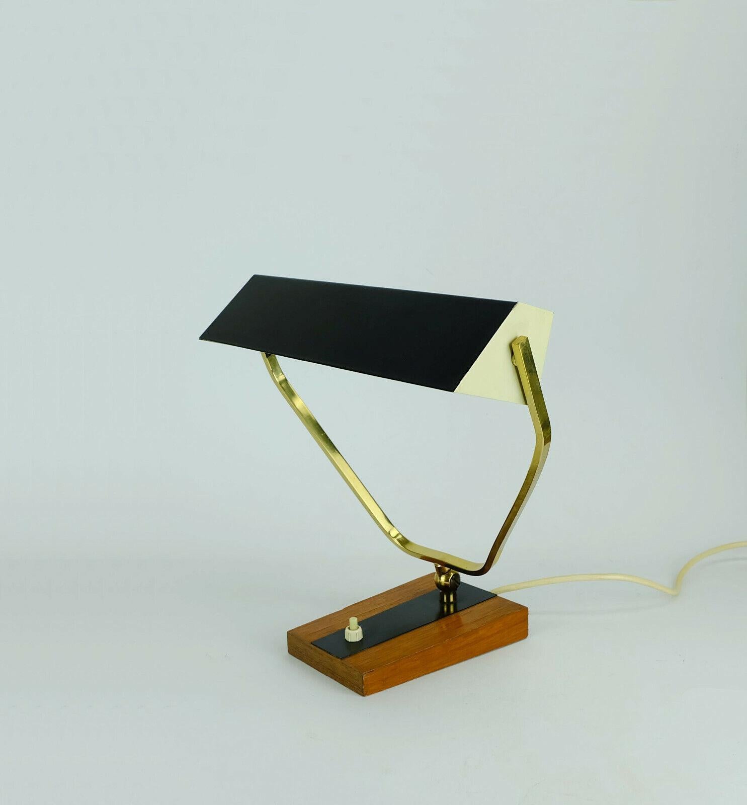 Kaiser Lámpara de escritorio de mediados de siglo Lámpara de mesa Metal Latón Madera de teca, años 60 en venta 4