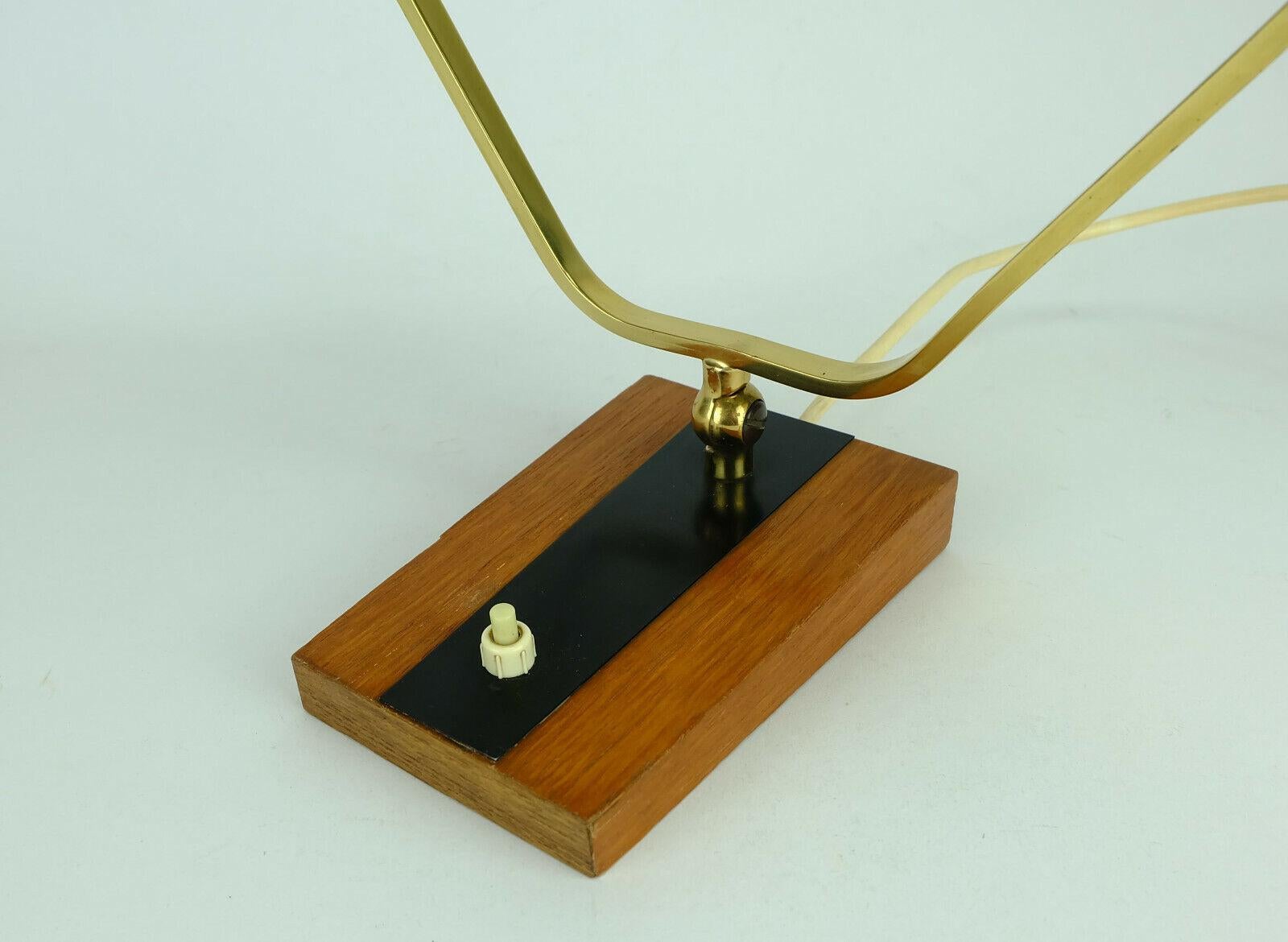 Kaiser Lámpara de escritorio de mediados de siglo Lámpara de mesa Metal Latón Madera de teca, años 60 en Bueno estado para la venta en Mannheim, DE