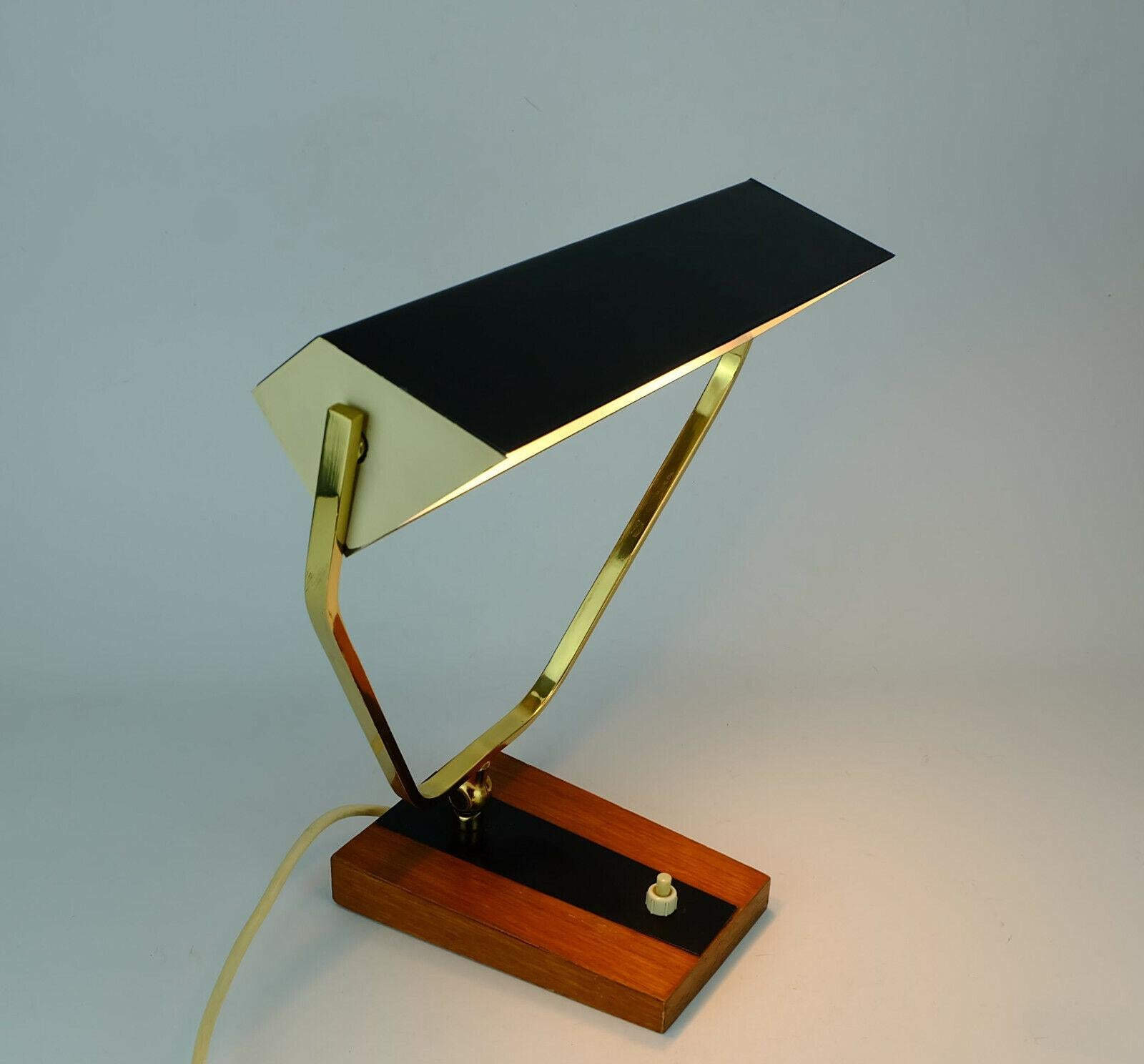 Kaiser Lámpara de escritorio de mediados de siglo Lámpara de mesa Metal Latón Madera de teca, años 60 en venta 2
