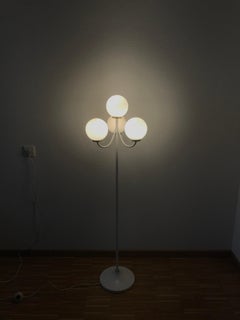 Kaiser Lampadaire Space Age à 4 bras en laiton et blanc:: années 1960:: Allemagne