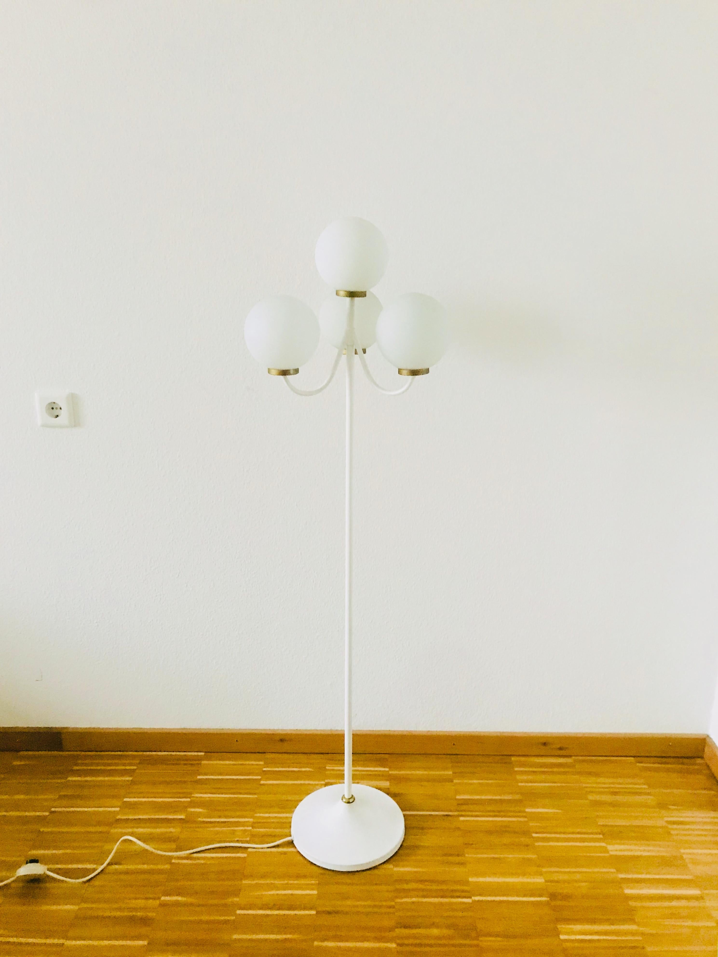 Mid-Century moderno Lampada da terra a 4 bracci Kaiser Midcentury in ottone e bianco, anni '60, Germania in vendita