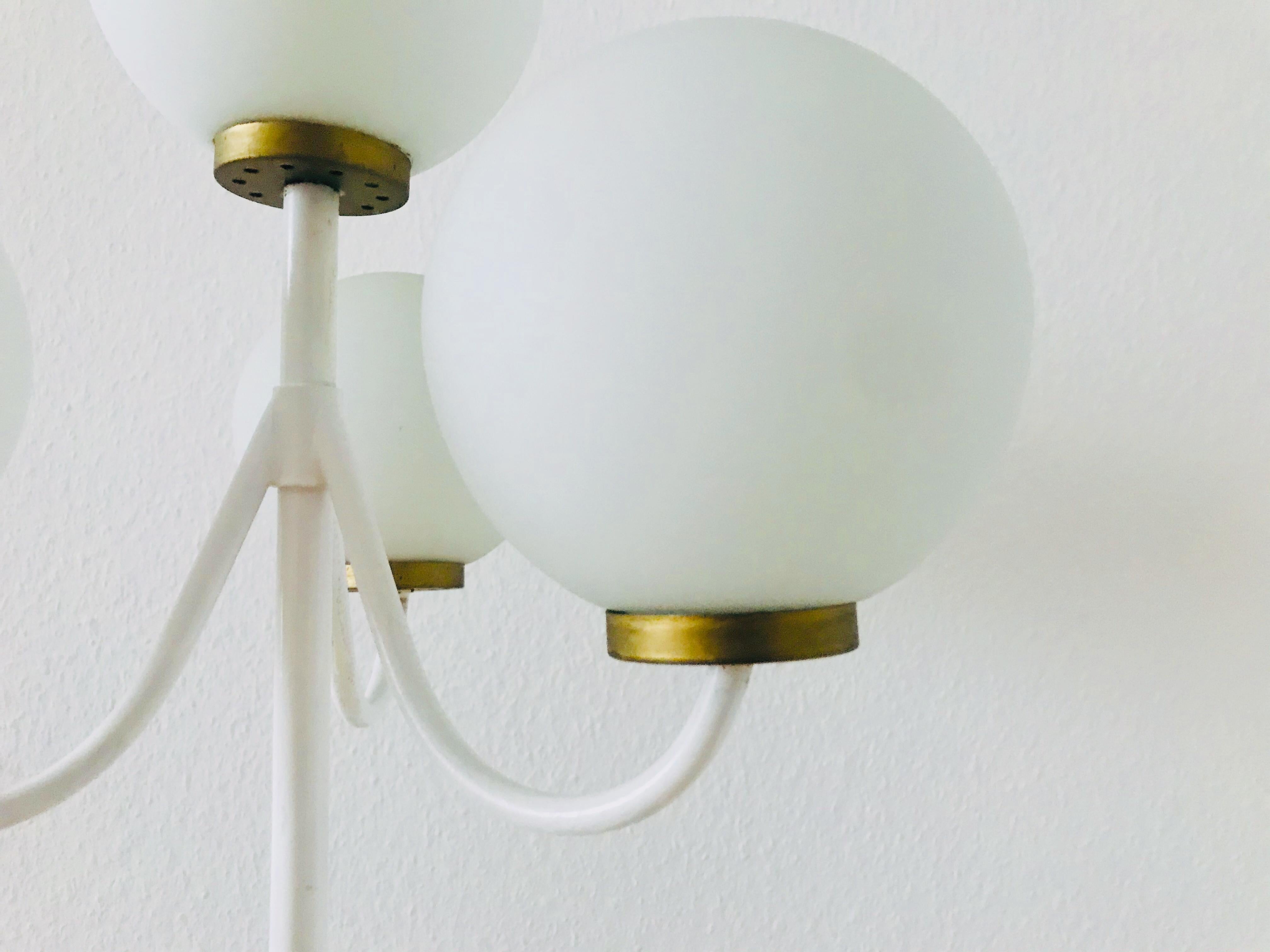 Lampada da terra a 4 bracci Kaiser Midcentury in ottone e bianco, anni '60, Germania In condizioni buone in vendita a Hagenbach, DE