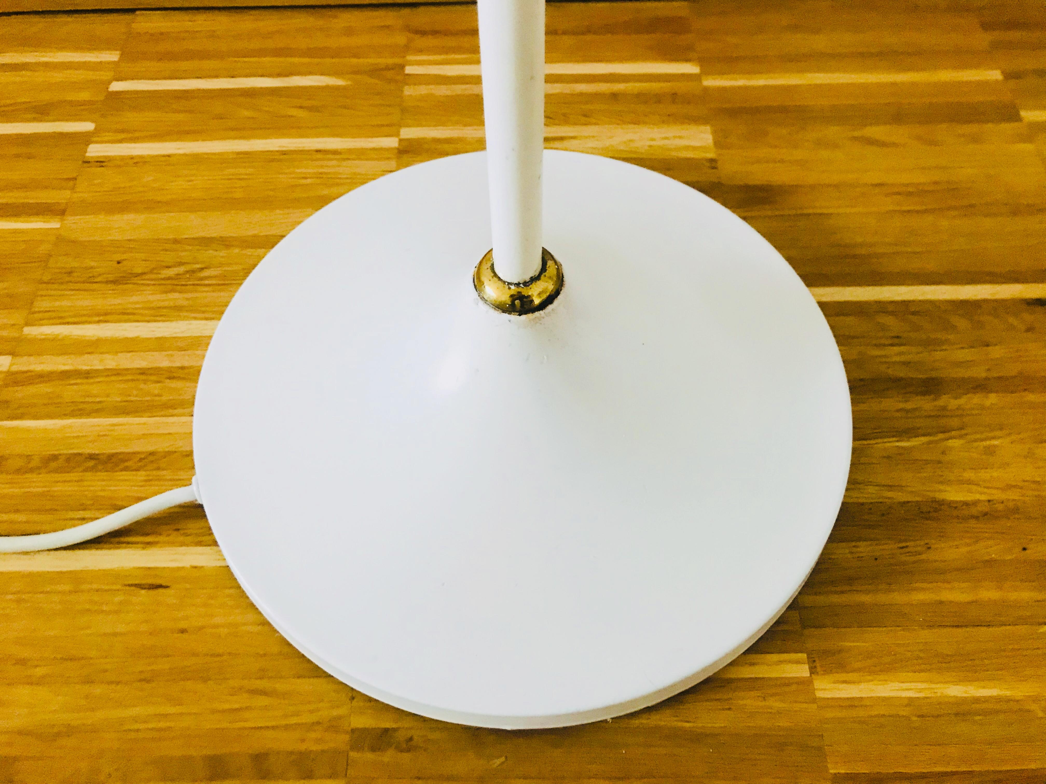 Lampada da terra a 4 bracci Kaiser Midcentury in ottone e bianco, anni '60, Germania in vendita 2