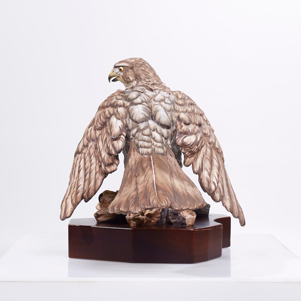 Kaiser Porzellan Goshawk Skulptur auf Holzsockel im Zustand „Gut“ im Angebot in Countryside, IL