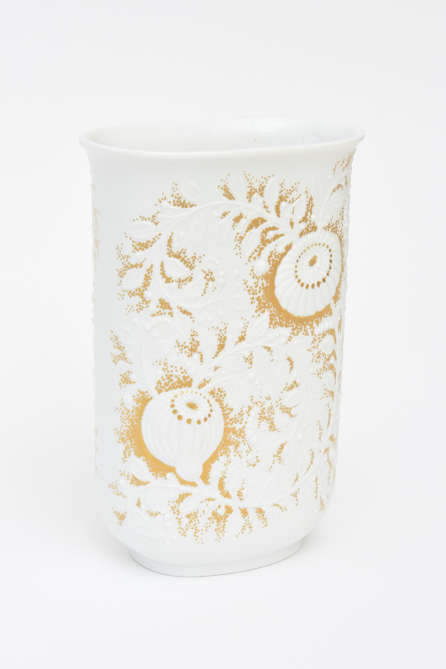 Allemand Kaiser Signed White and Gold Porcelain Vase With Textural Applied Flowers 60's en vente