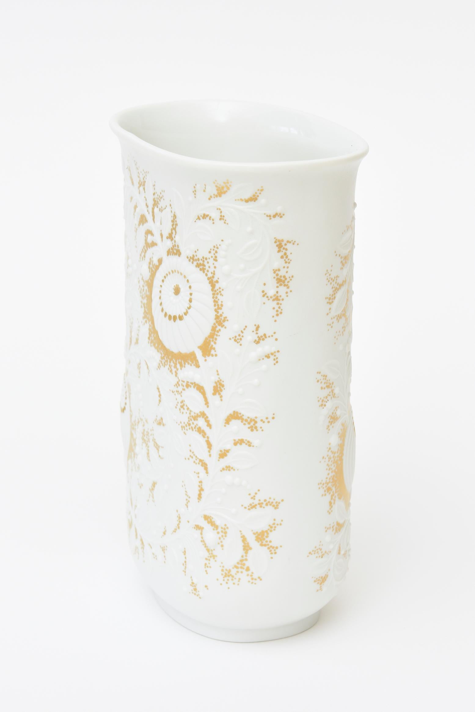 Kaiser Signed White and Gold Porcelain Vase With Textural Applied Flowers 60's Bon état - En vente à North Miami, FL