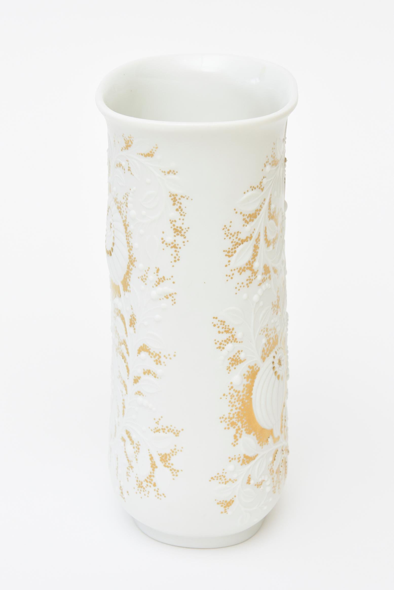 Milieu du XXe siècle Kaiser Signed White and Gold Porcelain Vase With Textural Applied Flowers 60's en vente