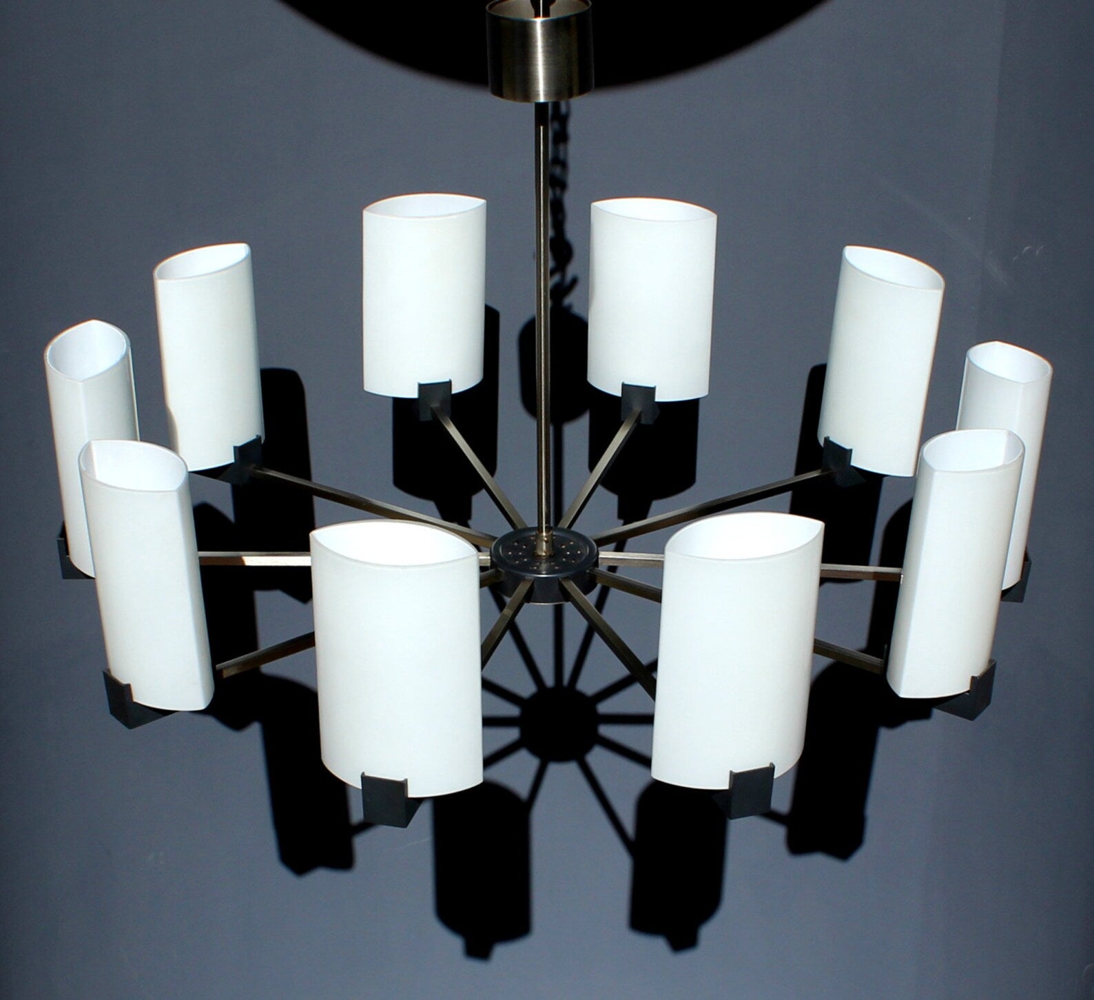 NICKEL PLATED MODERNIST CHANDELIER 1970s MIT 10 OPAL GLAS RÖHREN BY KAISER GERMANY (E14) 
DURCHMESSER 28,5