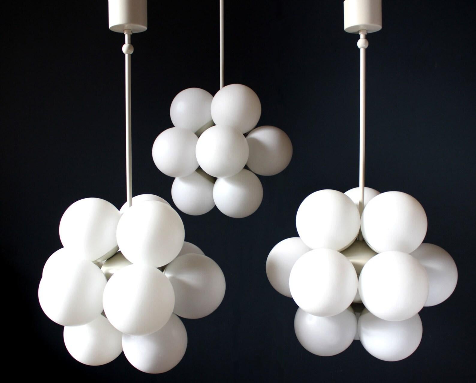Organic chandelier 1970s with 12 (e14) opal glass globes by Kaiser
Measures: diameter 15,5