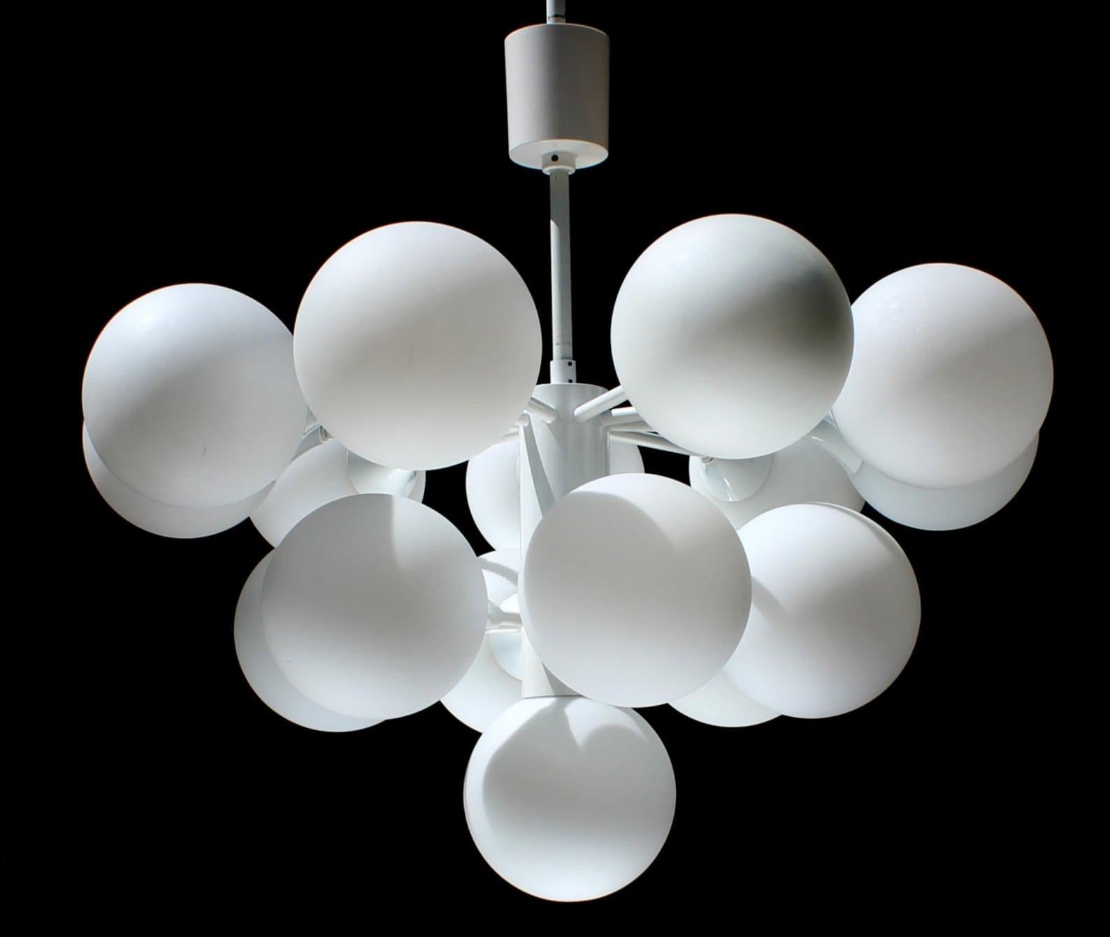 Kaiser Sputnik Chandelier with 16 Opal Glass Globes, 1970s In Good Condition For Sale In Berlin, BE