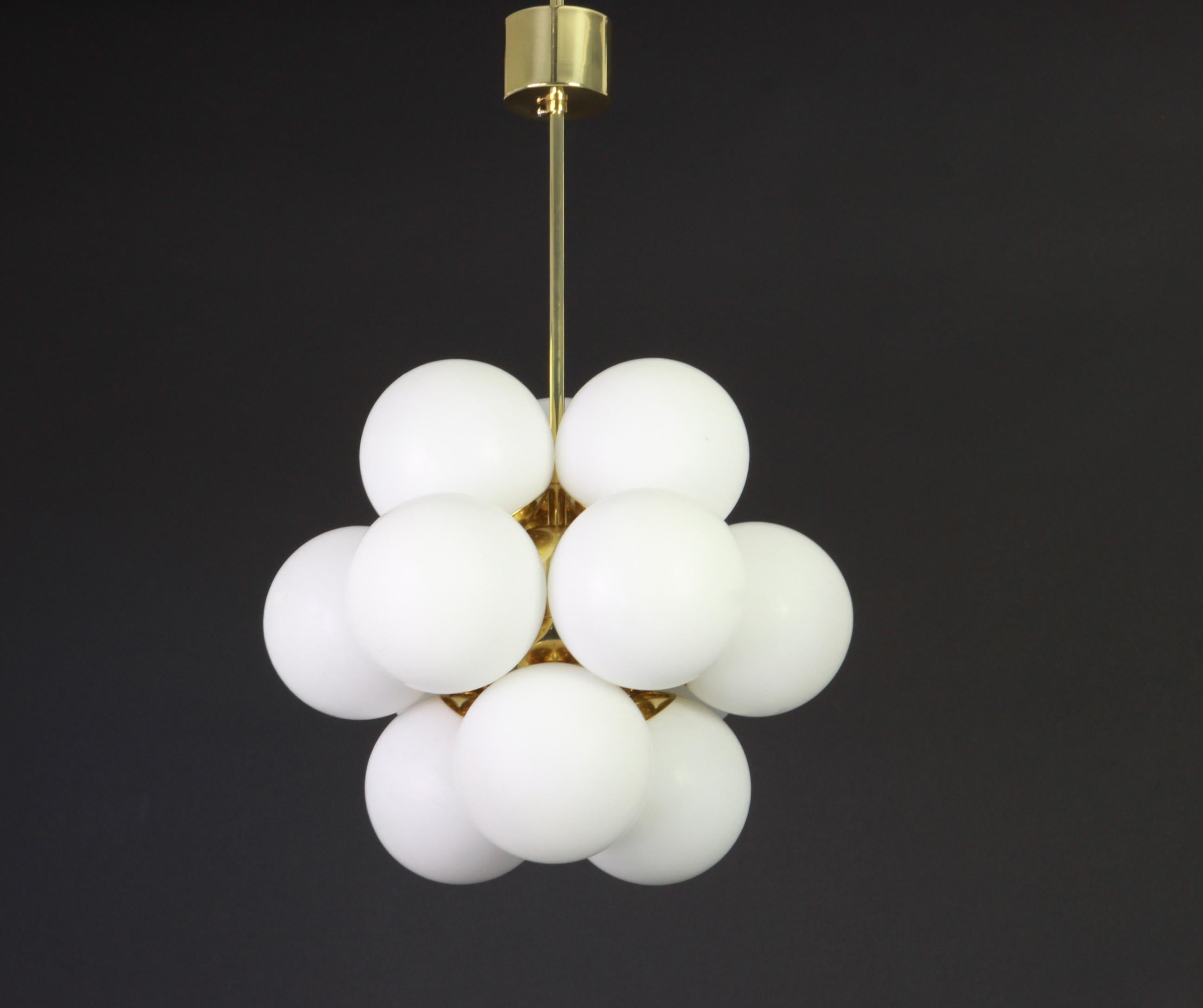 Lampadario Kaiser Sputnik a forma molecolare, 12 vetri Opal, Germany, anni '70 In condizioni buone in vendita a Aachen, NRW