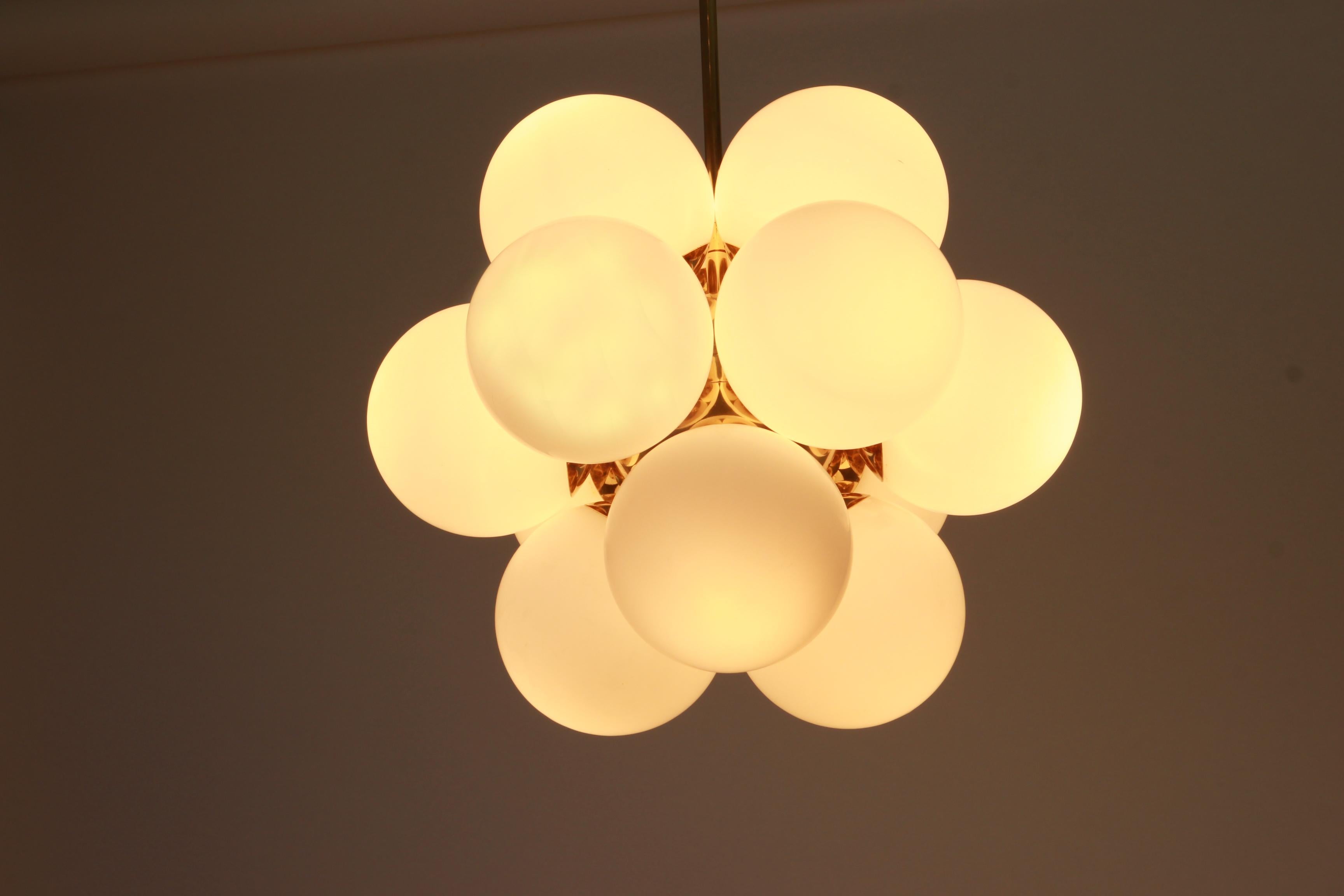 Ottone Lampadario Kaiser Sputnik a forma molecolare, 12 vetri Opal, Germany, anni '70 in vendita