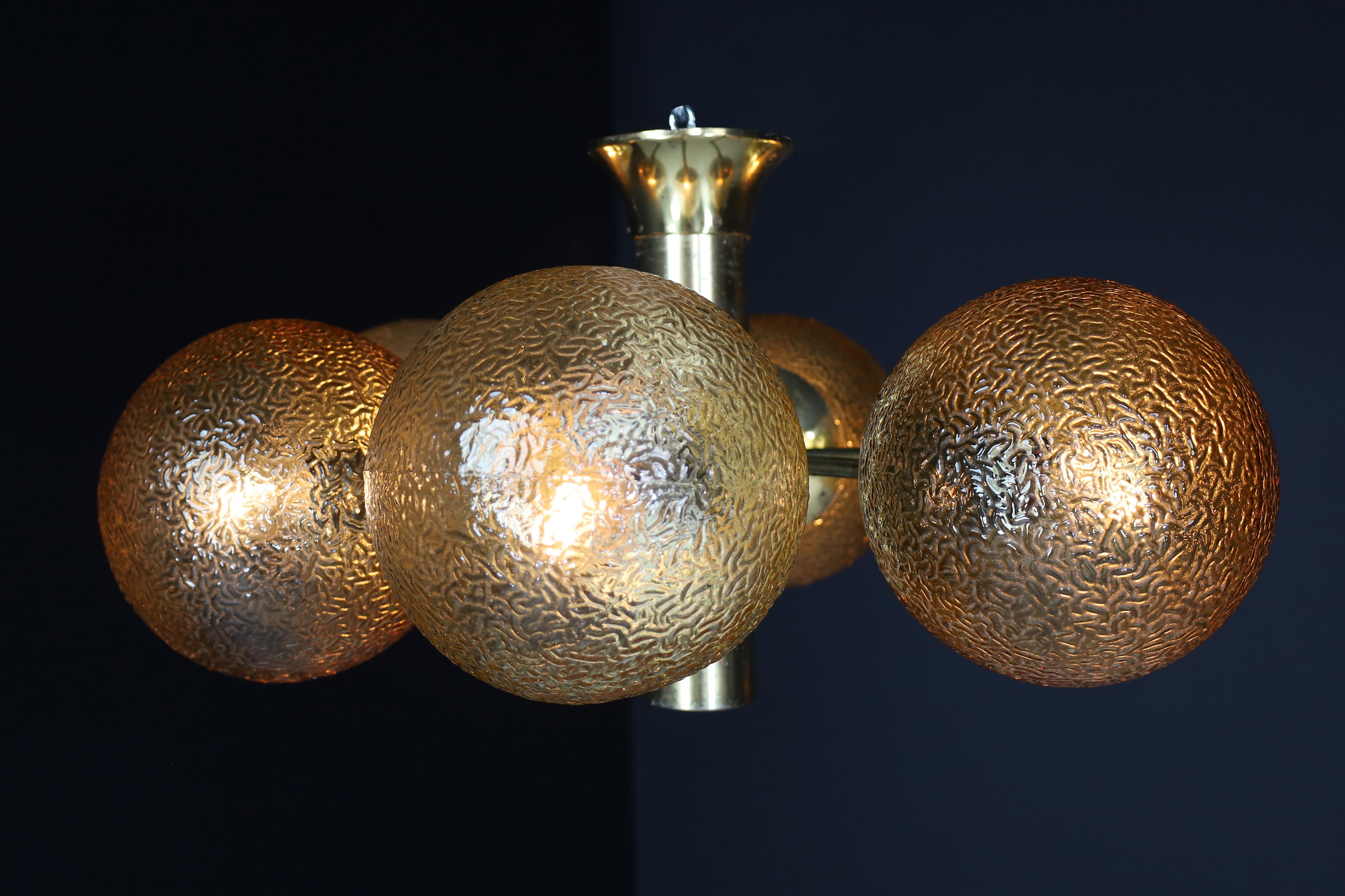 20ième siècle Lustre Kaiser Sputnik à six globes de verre en laiton patiné, Allemagne, années 1960 en vente