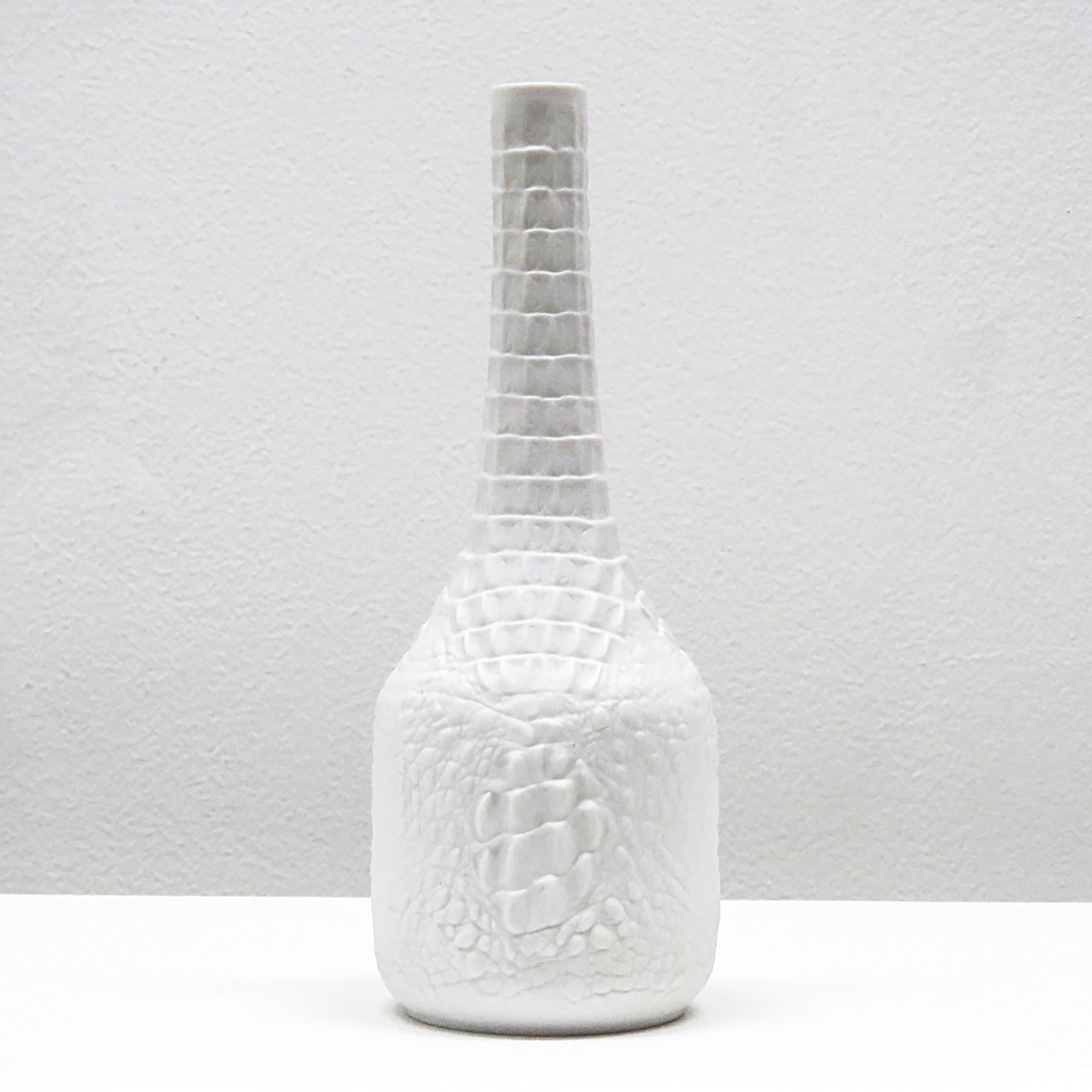 Hübsche Vase aus Biskuitporzellan mit Reptilienrelief, Modell Nr. 248 (hohe Ausführung).