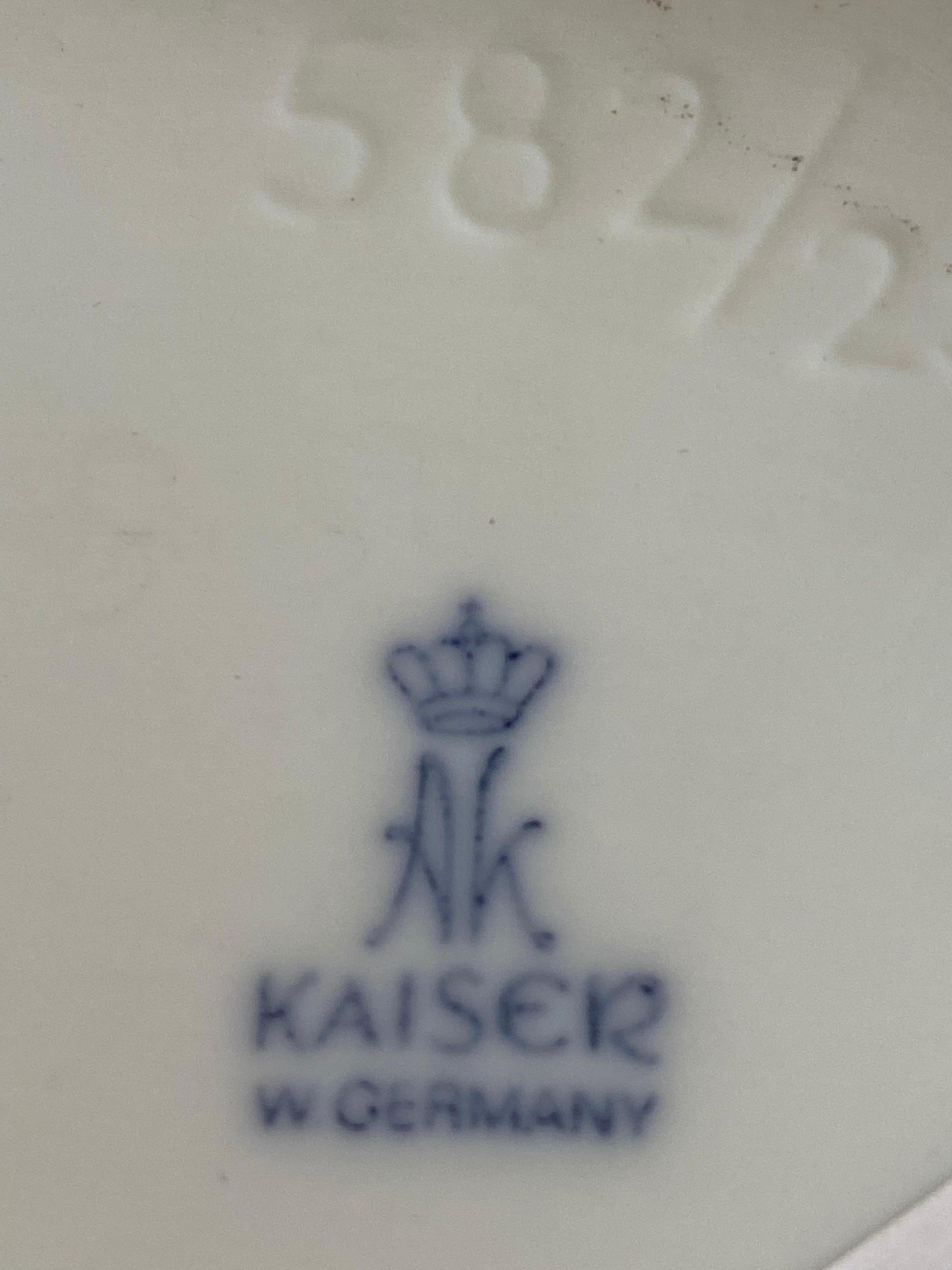 Vase en porcelaine de l'Allemagne de l'Ouest Kaiser Bon état - En vente à Philadelphia, PA