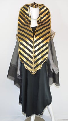 Kaisik Wong "Cobra", ensemble artistico da indossare con abito nero e grembiule, Obiko