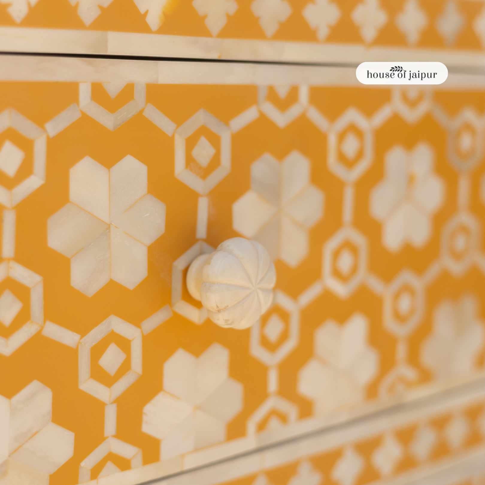 Questo comò Kaitlin Honeycomb Bone Inlay Tallboy ha una storia unica come il suo design. Kaitlin, una delle nostre clienti, aveva inizialmente commissionato due cassettiere su misura, ma in seguito è tornata con la richiesta di un unico pezzo più