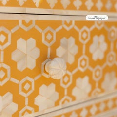 Commode Tallboy Kaitlin à incrustation d'os en nid d'abeille par House of Jaipur