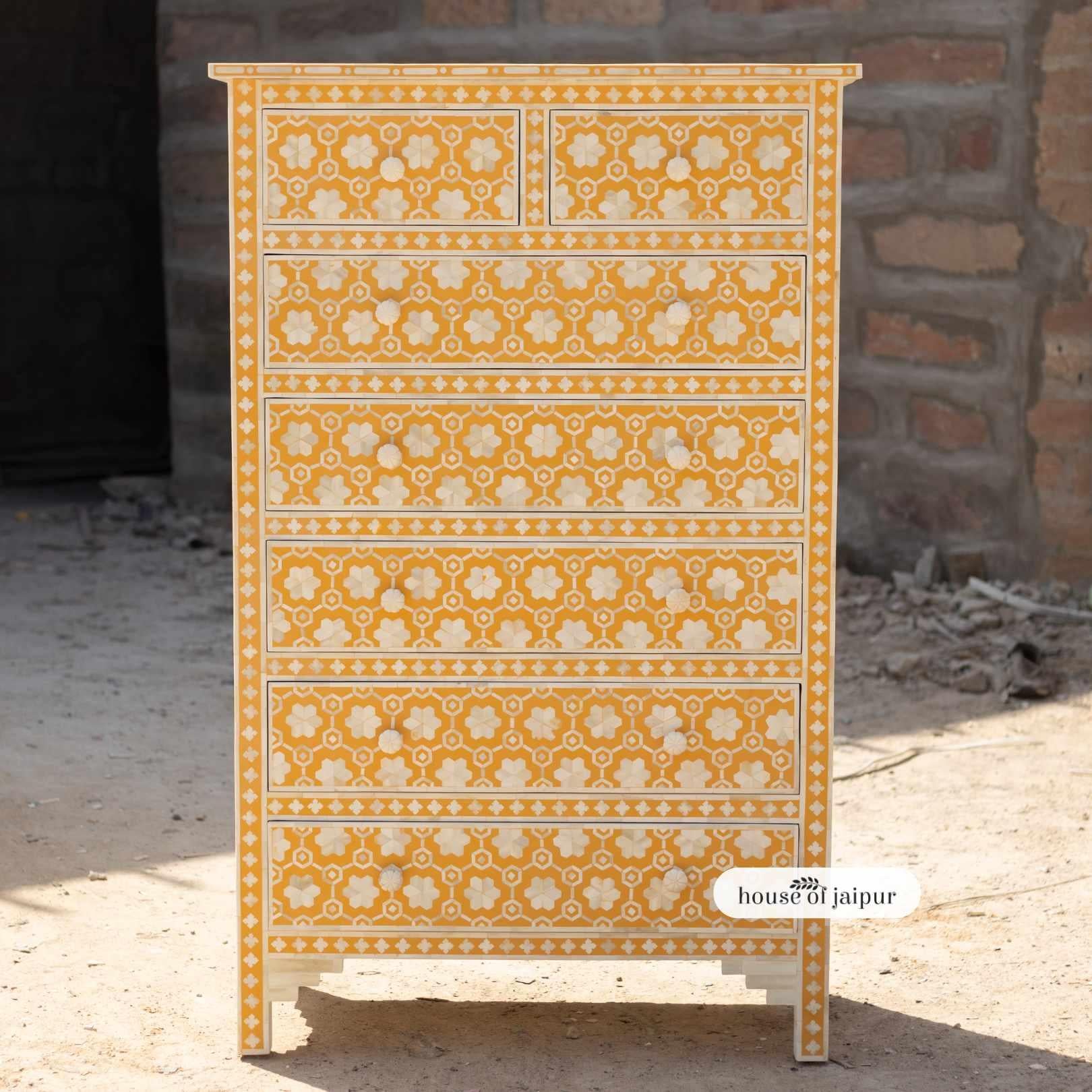 Agra Cassettone Kaitlin a nido d'ape con intarsi in osso di House of Jaipur in vendita