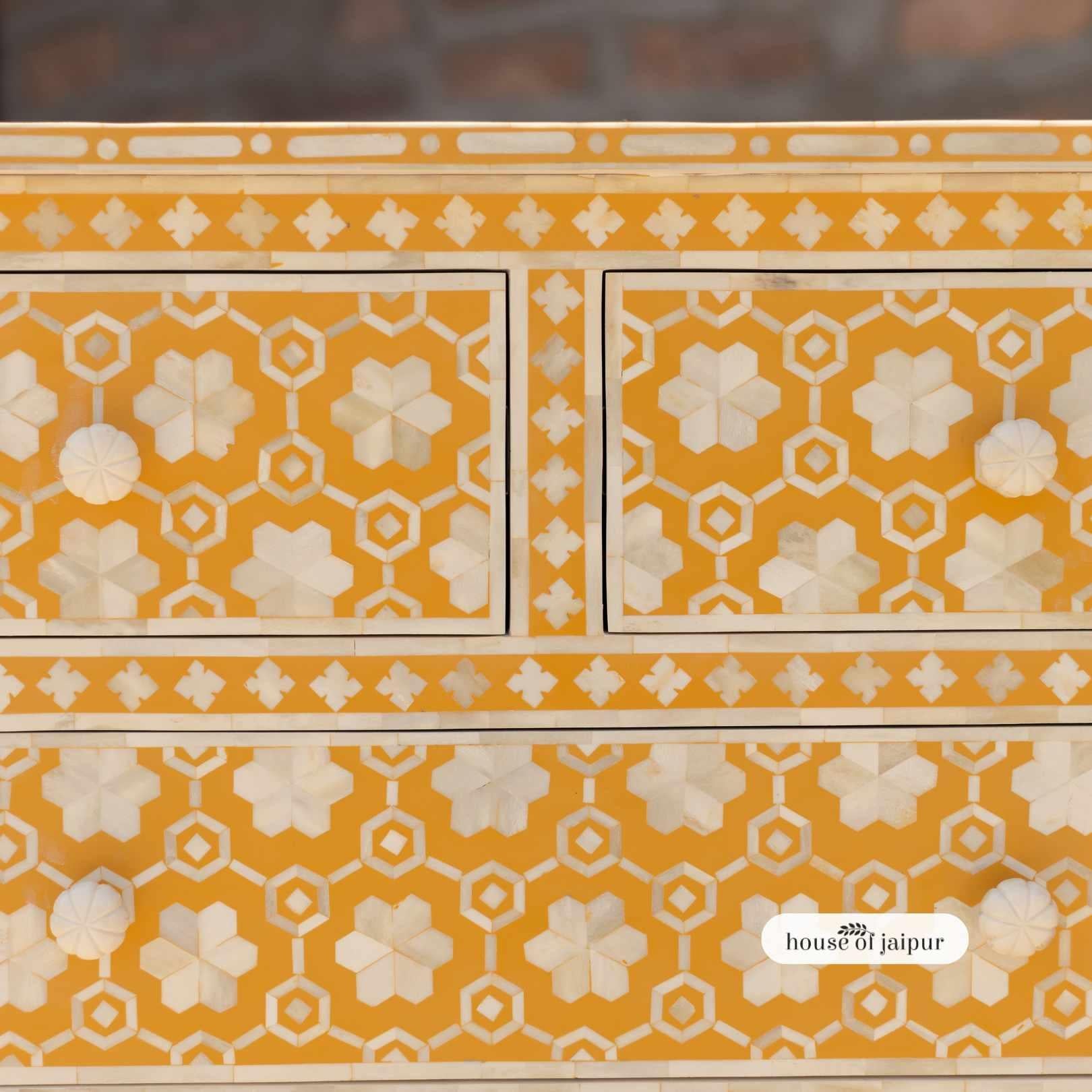 Indiano Cassettone Kaitlin a nido d'ape con intarsi in osso di House of Jaipur in vendita