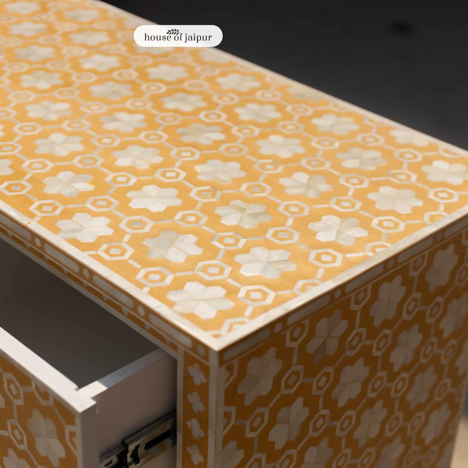 Intarsio Cassettone Kaitlin a nido d'ape con intarsi in osso di House of Jaipur in vendita