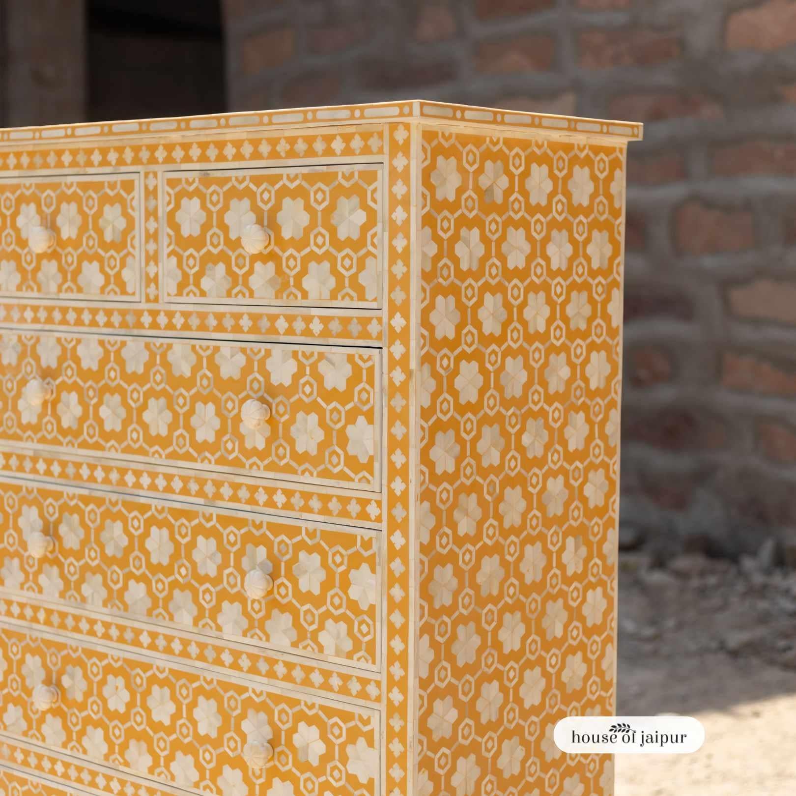 Cassettone Kaitlin a nido d'ape con intarsi in osso di House of Jaipur In condizioni Nuovo in vendita a New York, NY