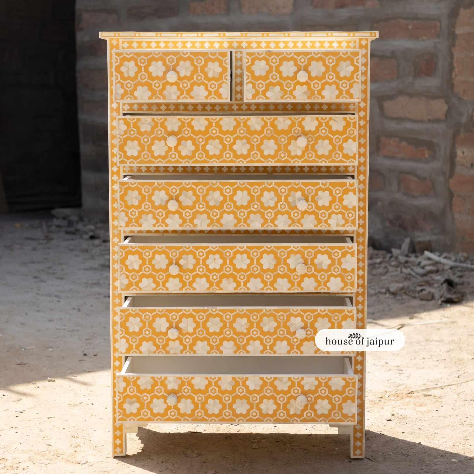 XXI secolo e contemporaneo Cassettone Kaitlin a nido d'ape con intarsi in osso di House of Jaipur in vendita