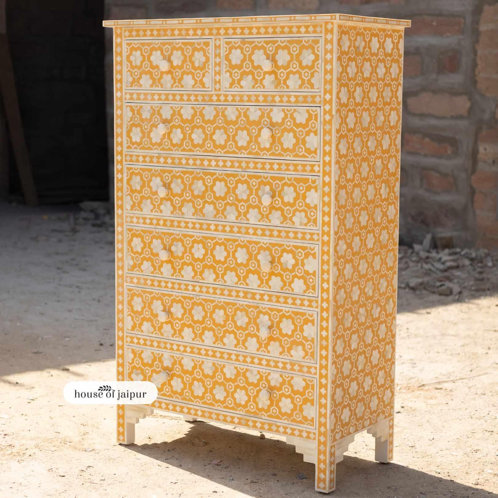 Legno Cassettone Kaitlin a nido d'ape con intarsi in osso di House of Jaipur in vendita