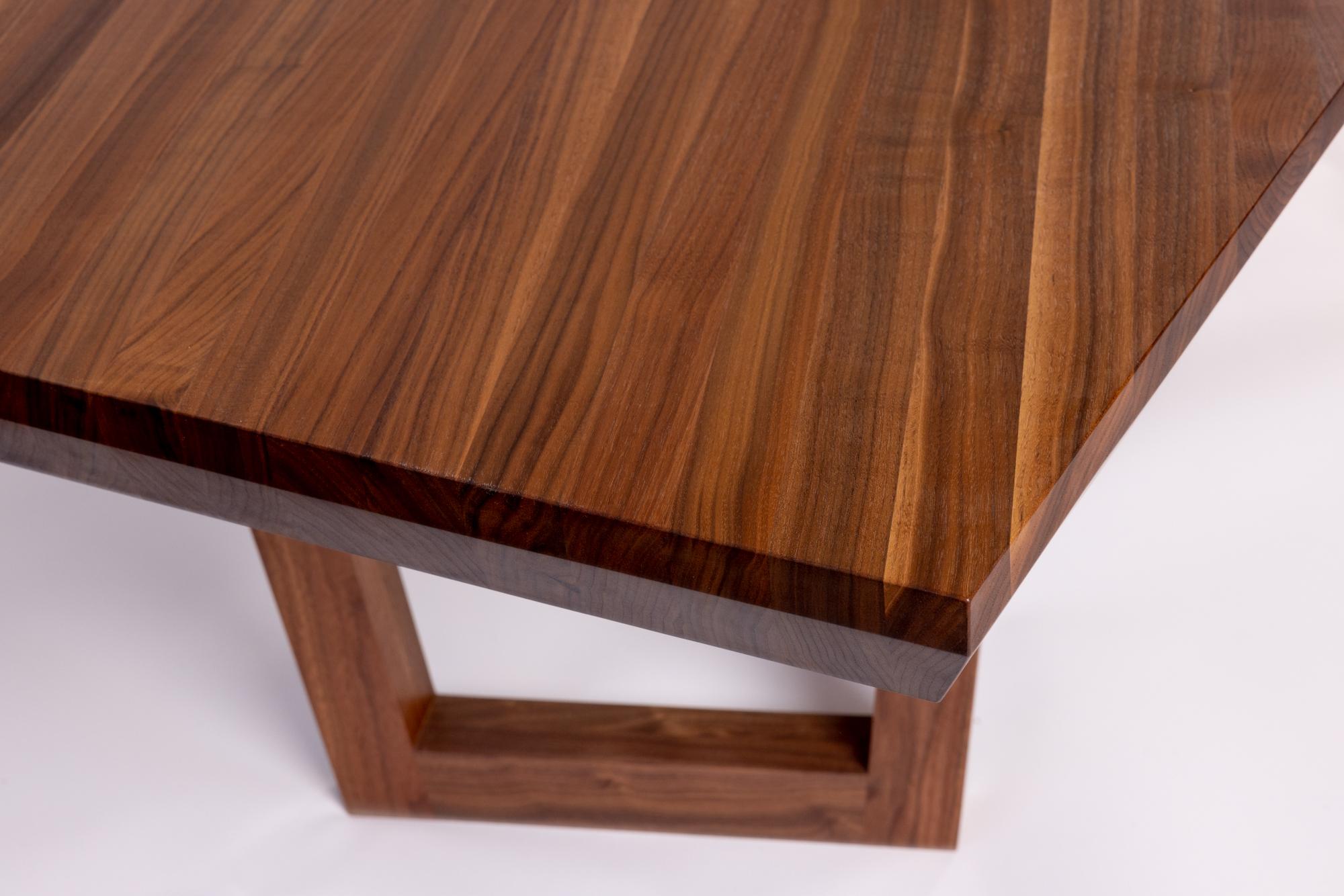 Kaiwa, kantiger meeting-Tisch aus massivem Holz von Autonomous Furniture im Angebot 2