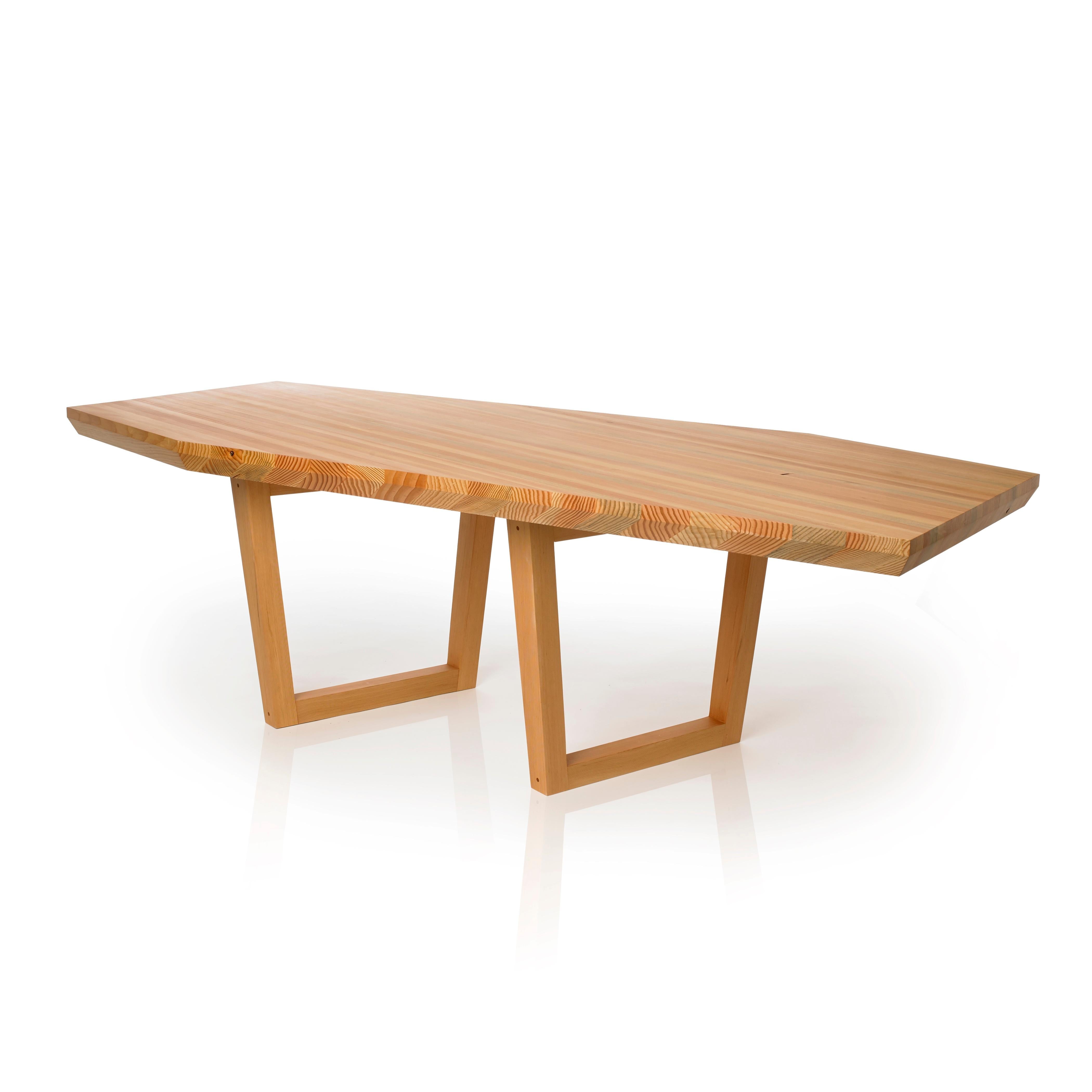 Kaiwa - frei übersetzt aus dem Japanischen bedeutet das Gespräch. Dieser Tisch wurde mit der Absicht entworfen, Verbindung und Dialog zu fördern. Er ist mehr als nur ein Möbelstück; er ist ein Kunstwerk, das zu Interaktion und Engagement