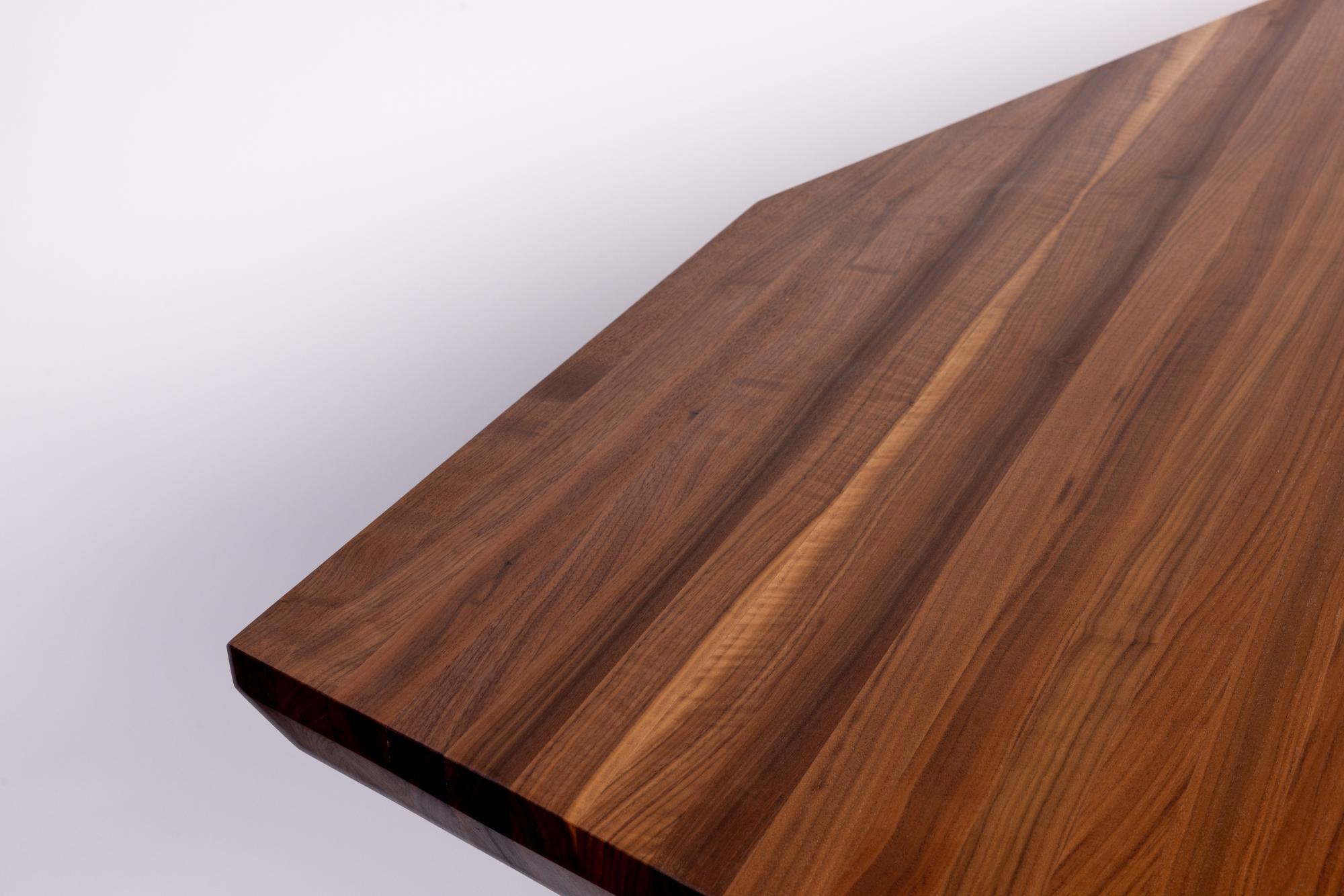 Kaiwa, kantiger Esstisch aus massivem Nussbaumholz von Autonomous Furniture (Tischlerei) im Angebot