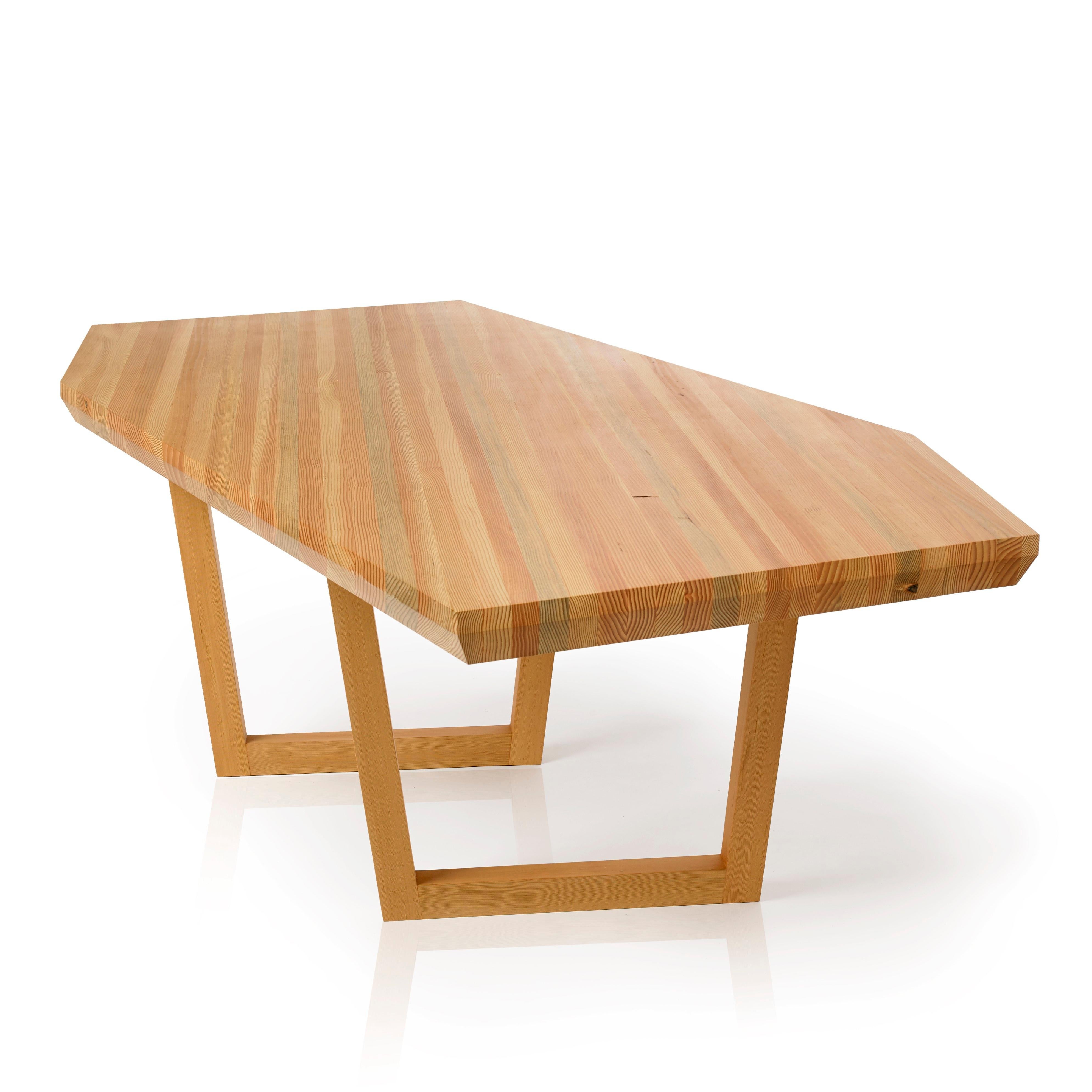 Kaiwa, kantiger Esstisch aus massivem Nussbaumholz von Autonomous Furniture im Angebot 1