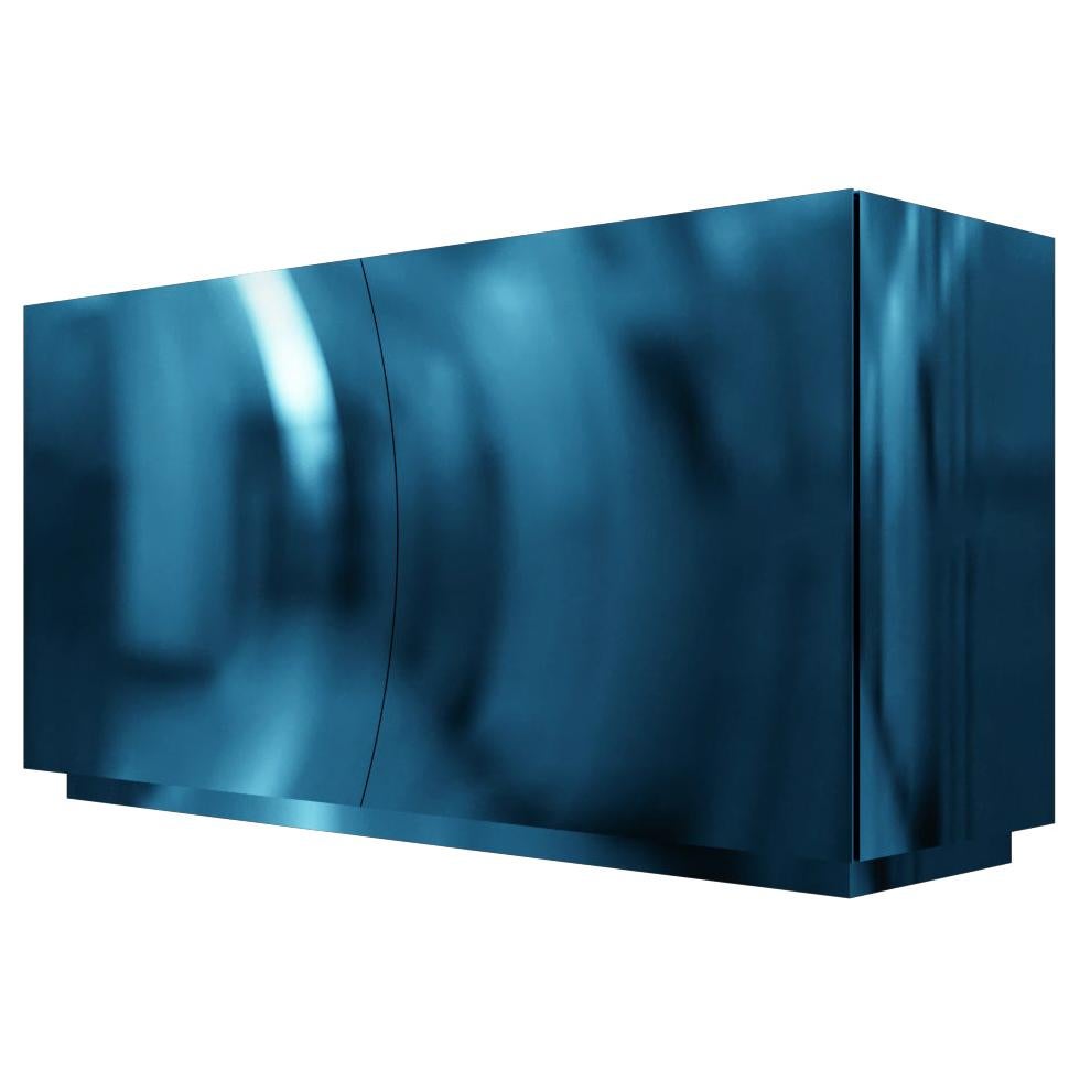 Das Kaizen Sideboard aus Metall von Artefatto Design Studio ist ein zeitgenössischer blauer Schrank aus hochglänzendem Metall mit matter Innenseite. Seine geschwungenen Türen machen ihn in jedem Raum attraktiv.

Sacha Andraos, Lorenzo Scisciani