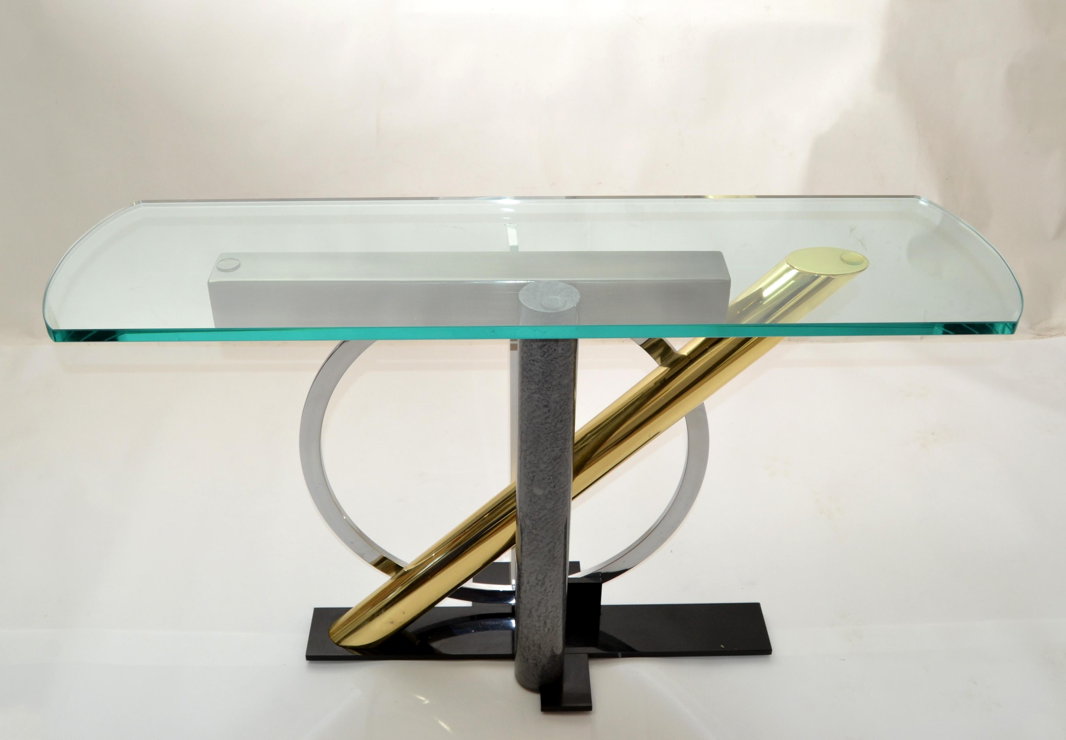 La fascinante table console Kaizo Oto du Design Institute of America. 
Une fantaisie de construction métallique à cinq variantes pour le salon ou le couloir.
Le design des années 1980 montre que tout est possible, et l'optimisme a régné sur ceux