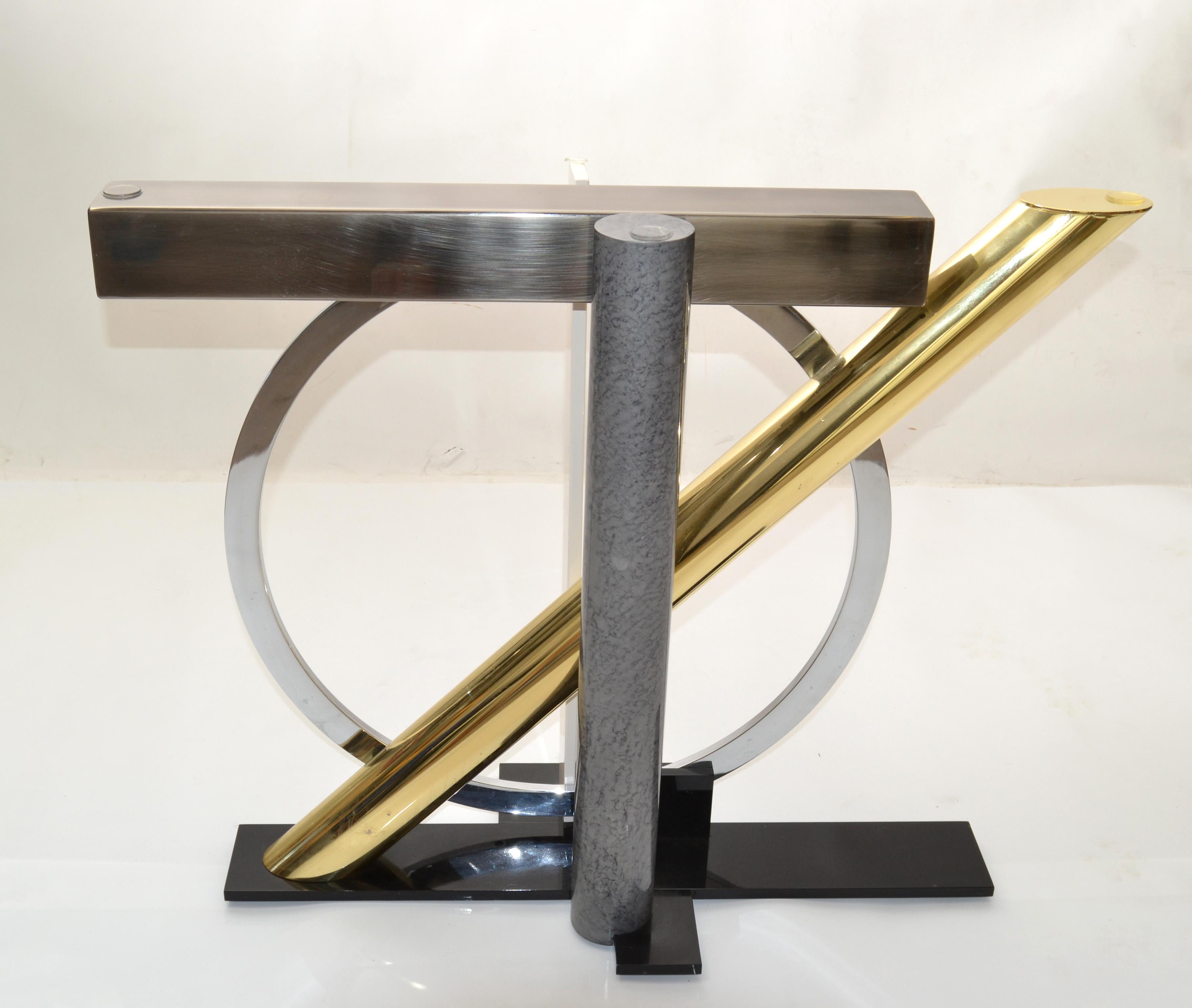 Kaizo Oto Design Institute of America Konsolen-Glastisch Messing, Stahl, Chrom (Moderne der Mitte des Jahrhunderts) im Angebot