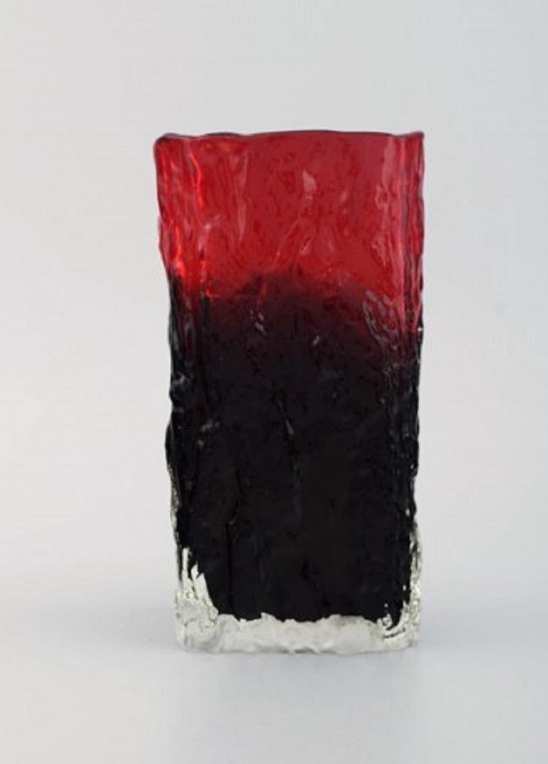 Kaj Blomqvist pour Kumela. Cinq vases en verre d'art soufflé à la bouche dans des tons sombres et orangés. Design/One, années 1970.
Les plus grandes mesures : 20,5 x 11 cm.
En parfait état.