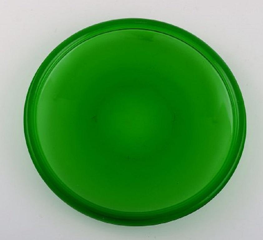 Kaj Franck (1911-1989) for Nuutajärvi. Six Luna plates in green mouth-blown art glass. 
1970s.
Measure: Diameter: 19 cm.
In excellent condition.